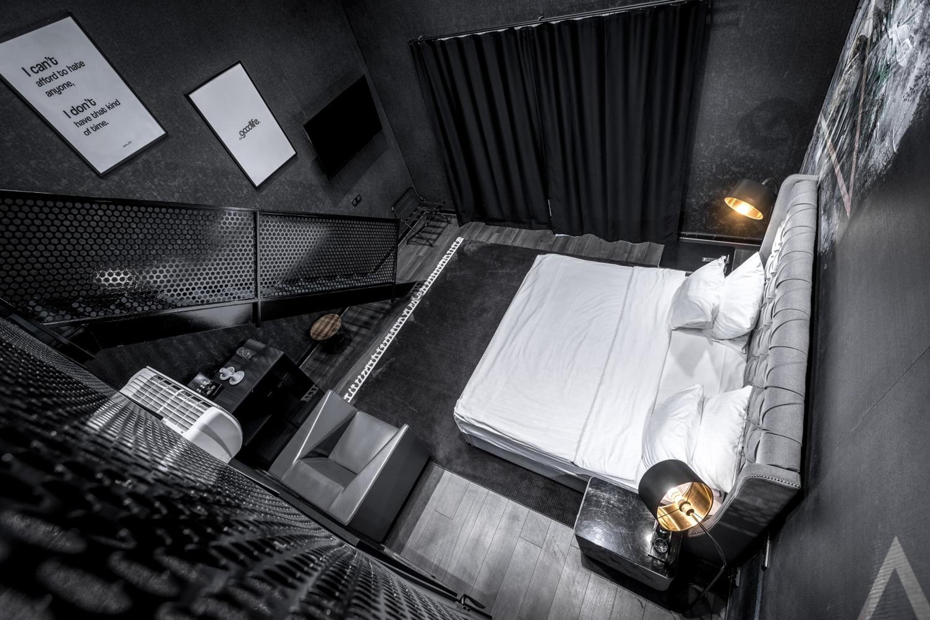 Black Loft - Photo 1