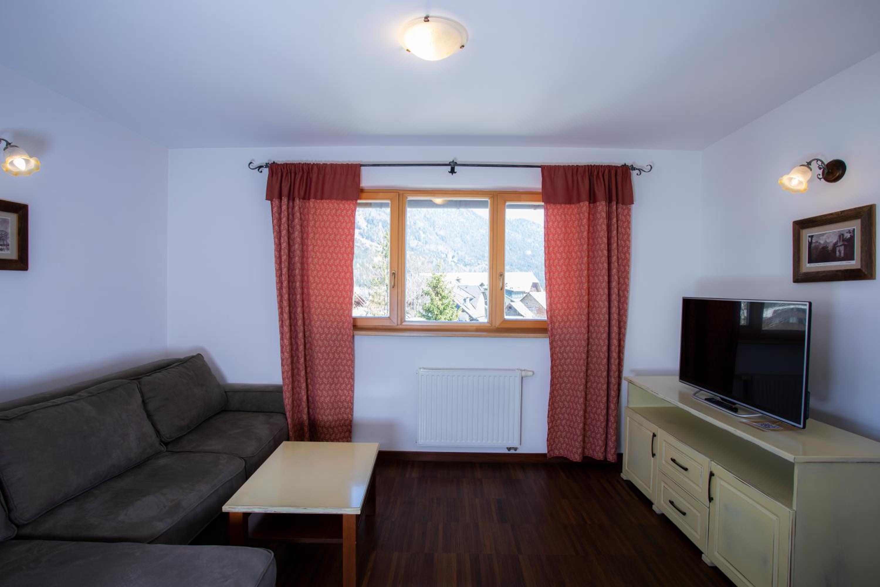 Two-Bedroom Apartment with Balcony and Ski Slope View