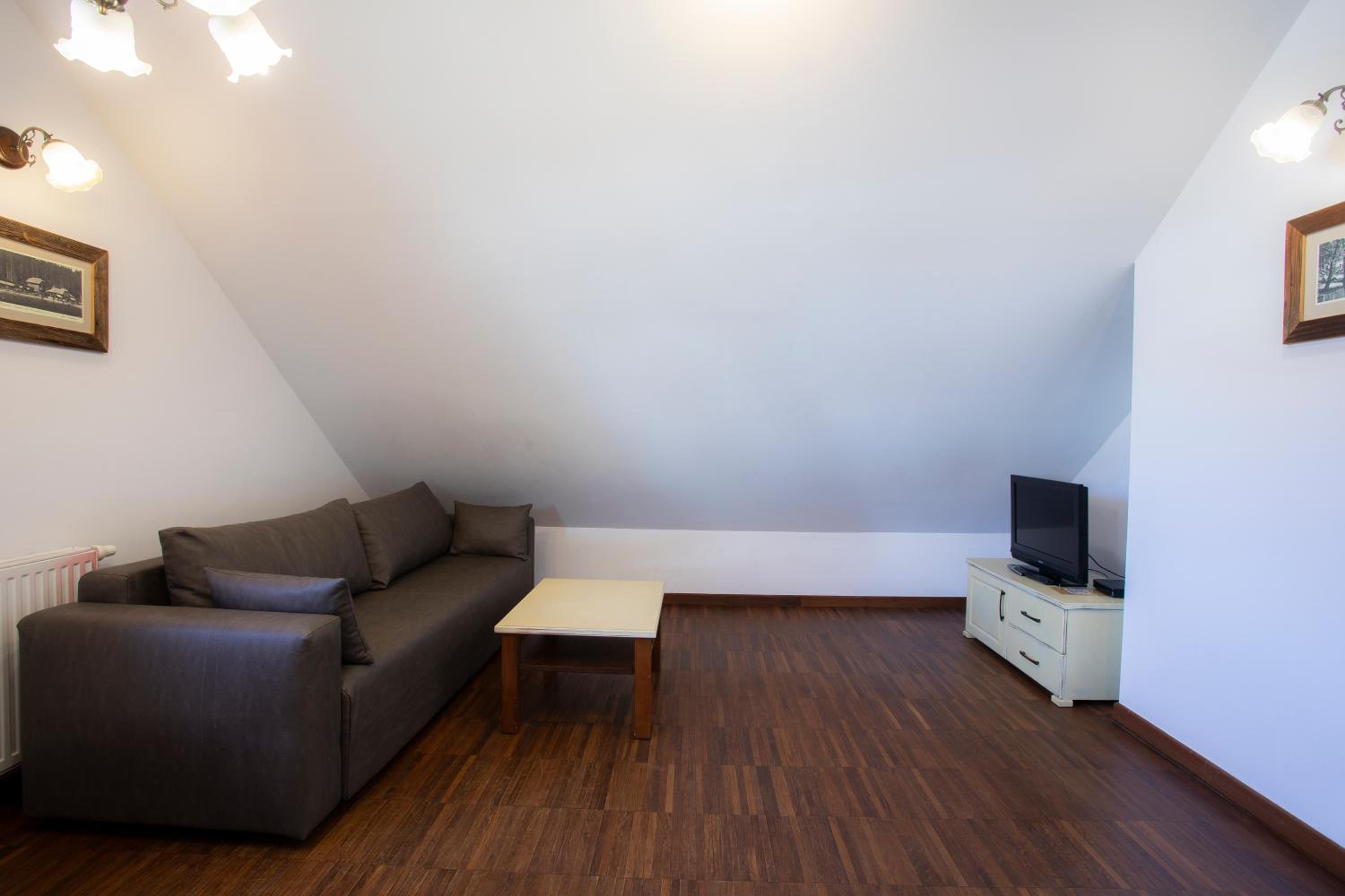 Two-Bedroom Apartment with Balcony and Ski Slope View