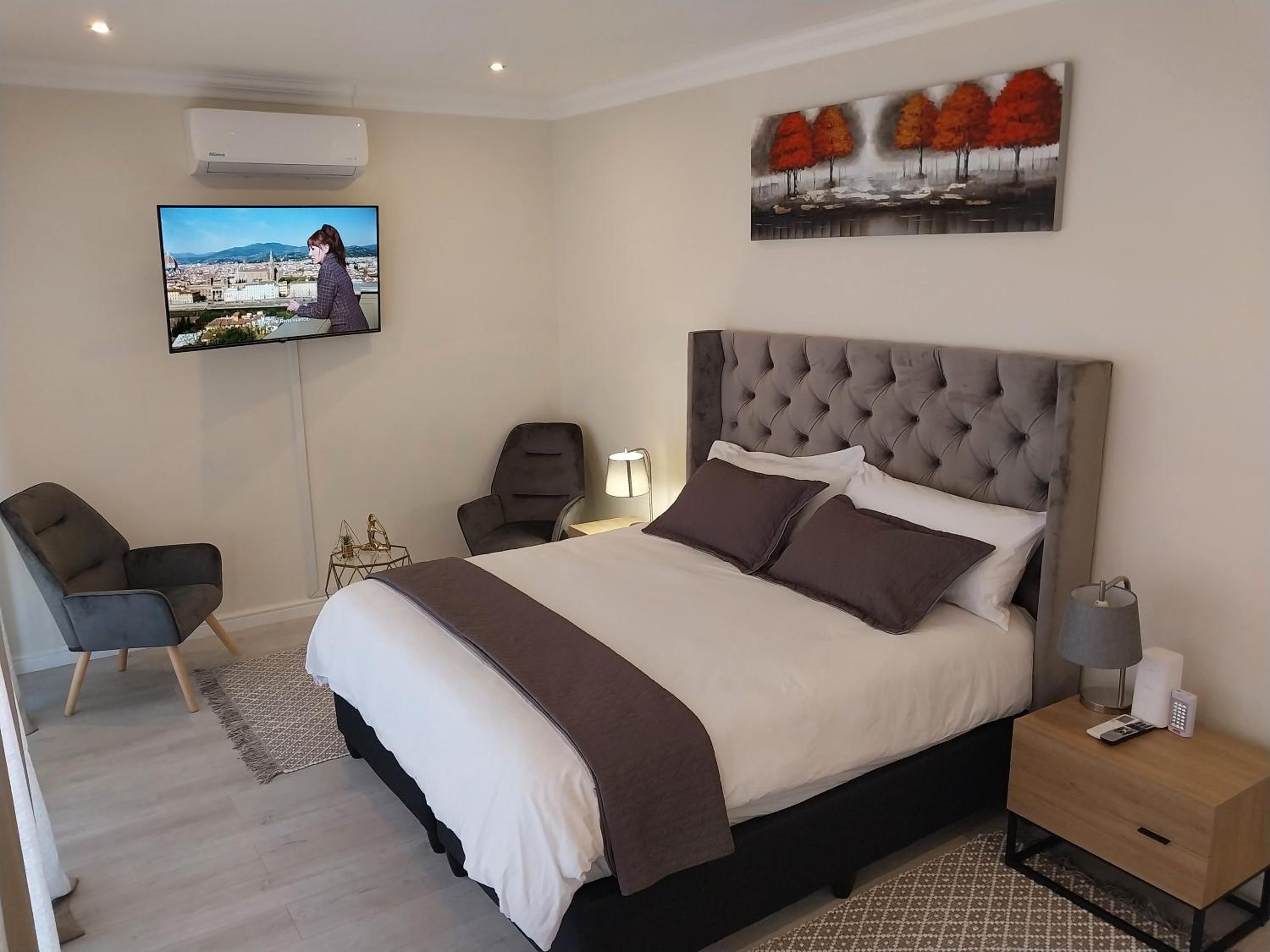 Deluxe King Suite photo 1