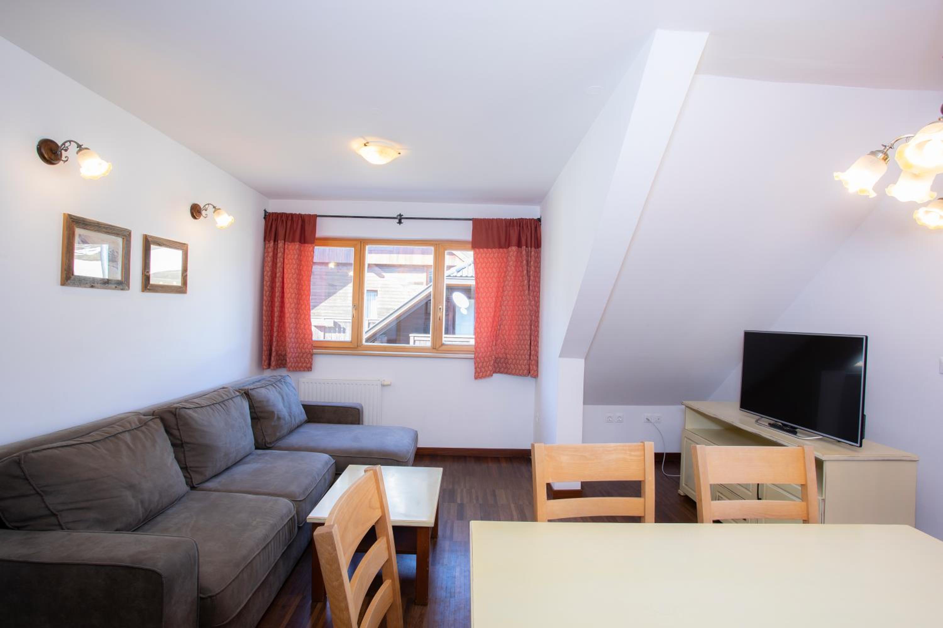 Two-Bedroom Apartment with Balcony and Ski Slope View