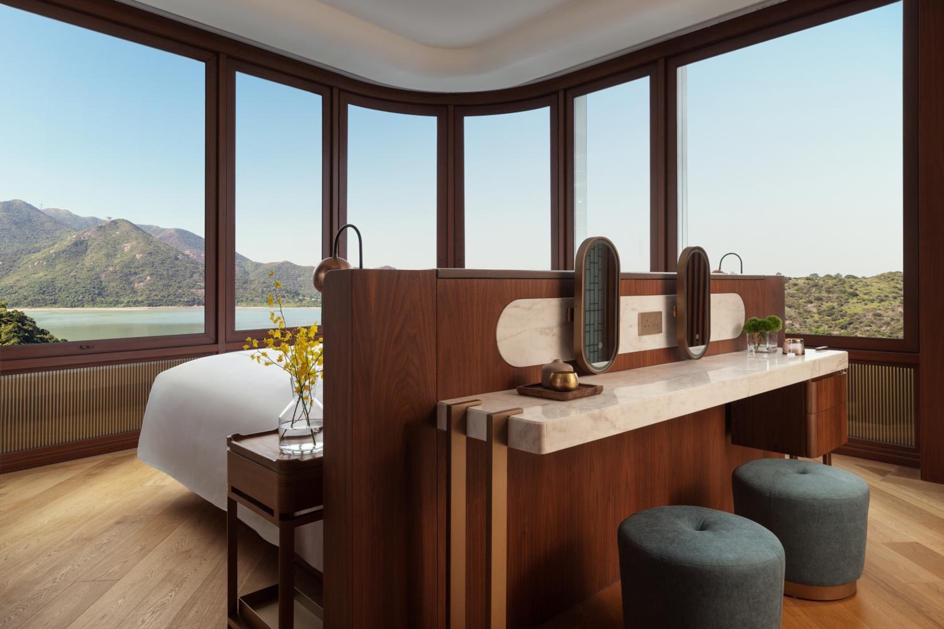 Sunset Suite – 1 King Size Bed, Lounge Access, Corner Suite with panoramic view