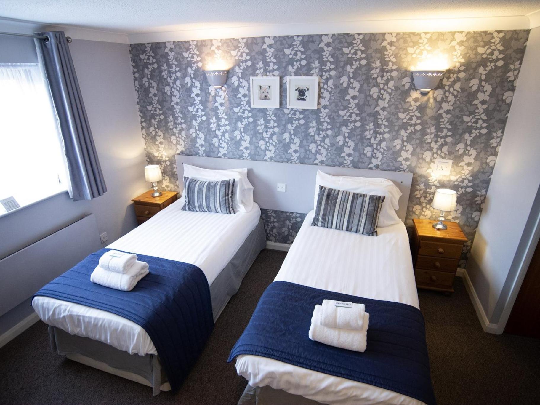 Twin Room with Private Bathroom - Photo 3