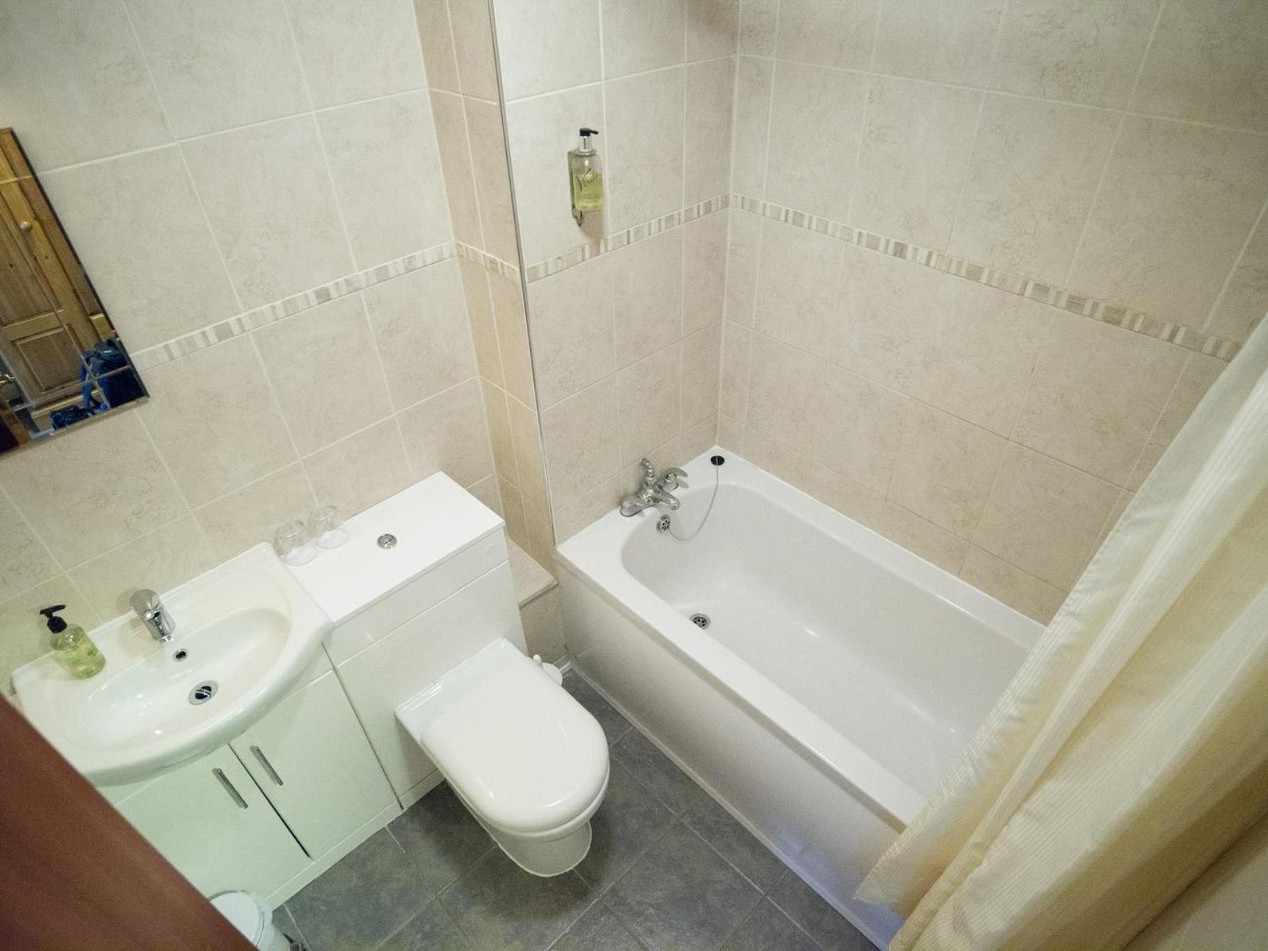 Twin Room with Private Bathroom - Photo 2