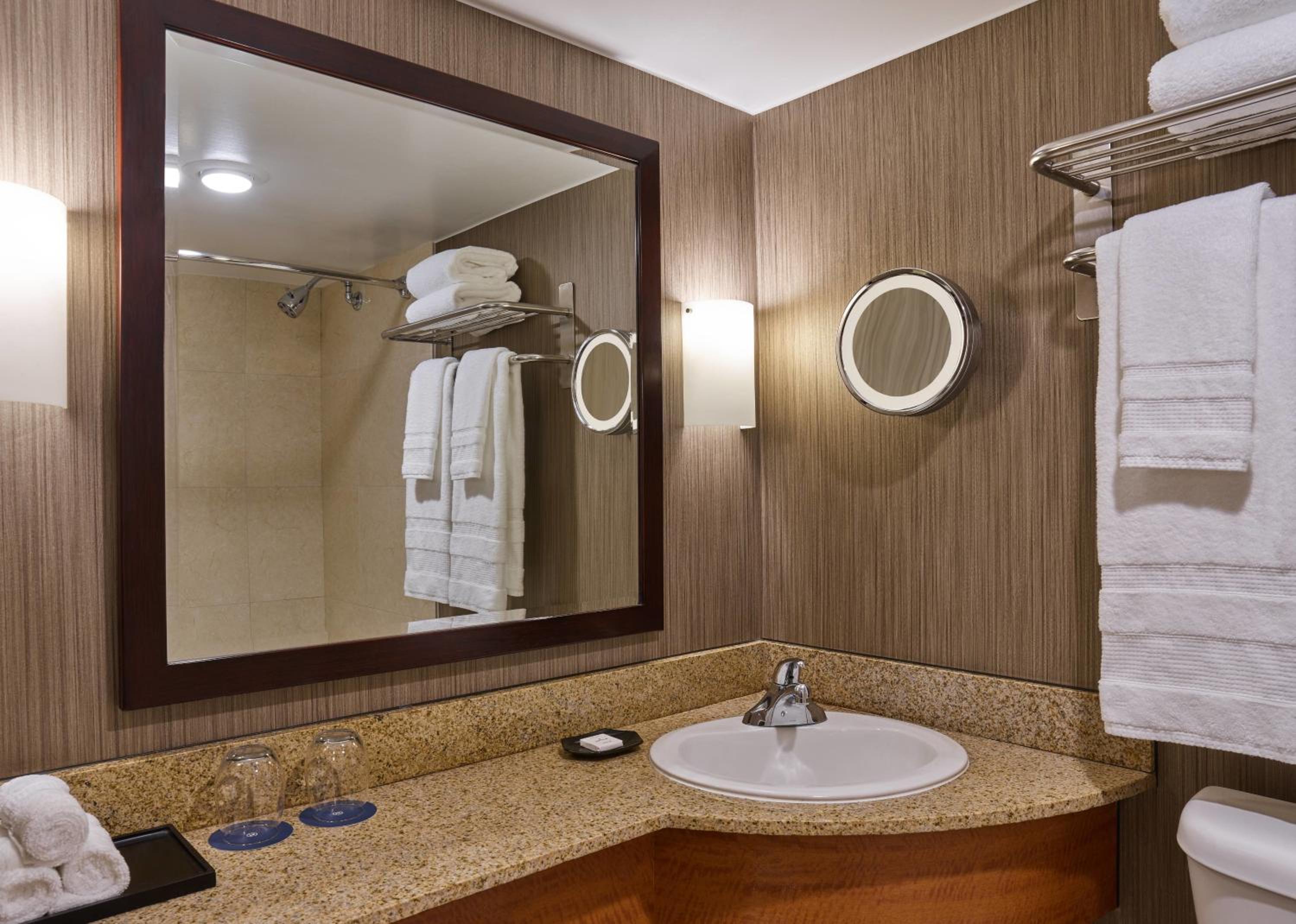 Deluxe King Room - Non-Smoking - Photo 3