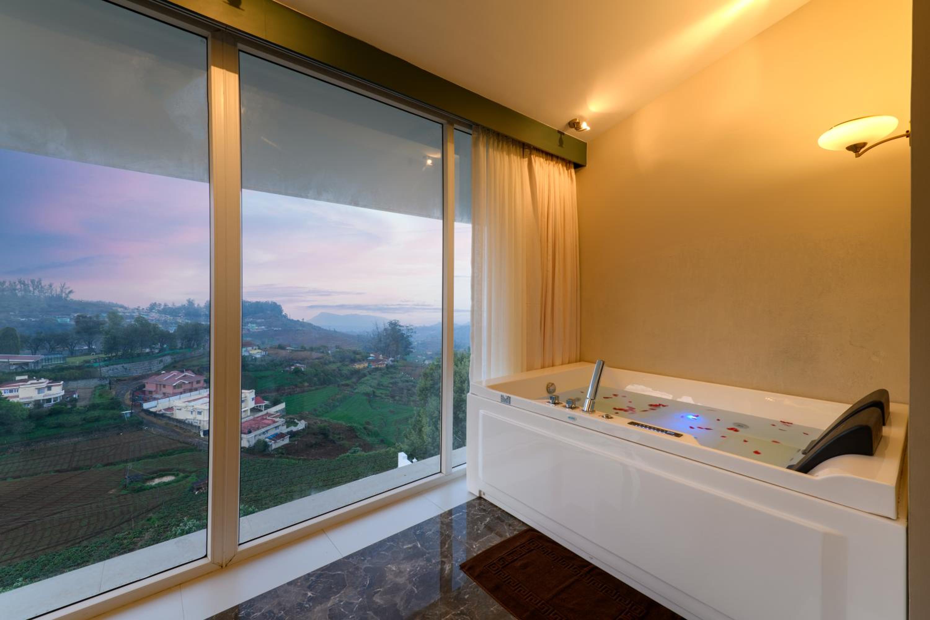 Suite with Mountain View - Photo 4