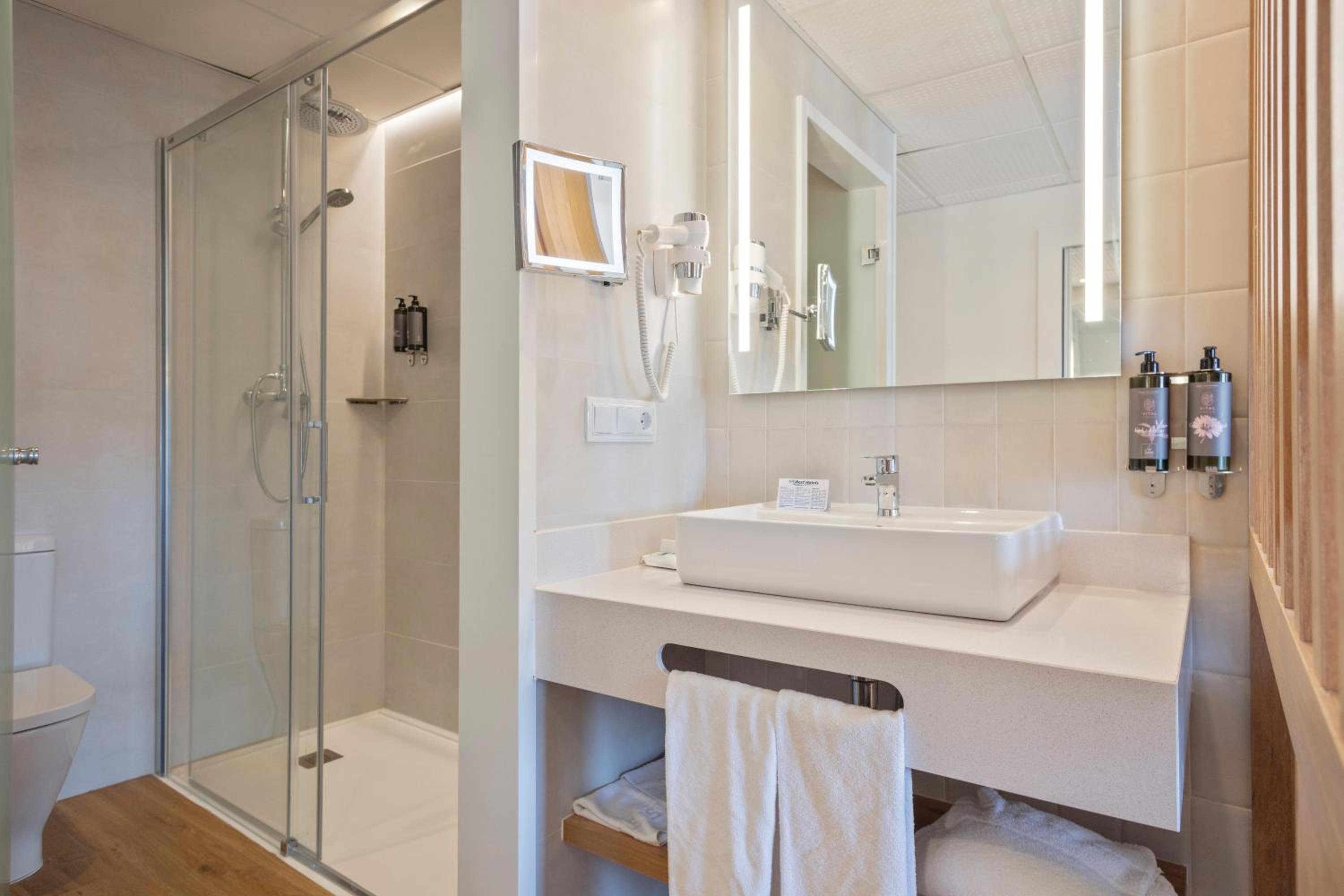 Standard Double Room (2 Adults) photo 3
