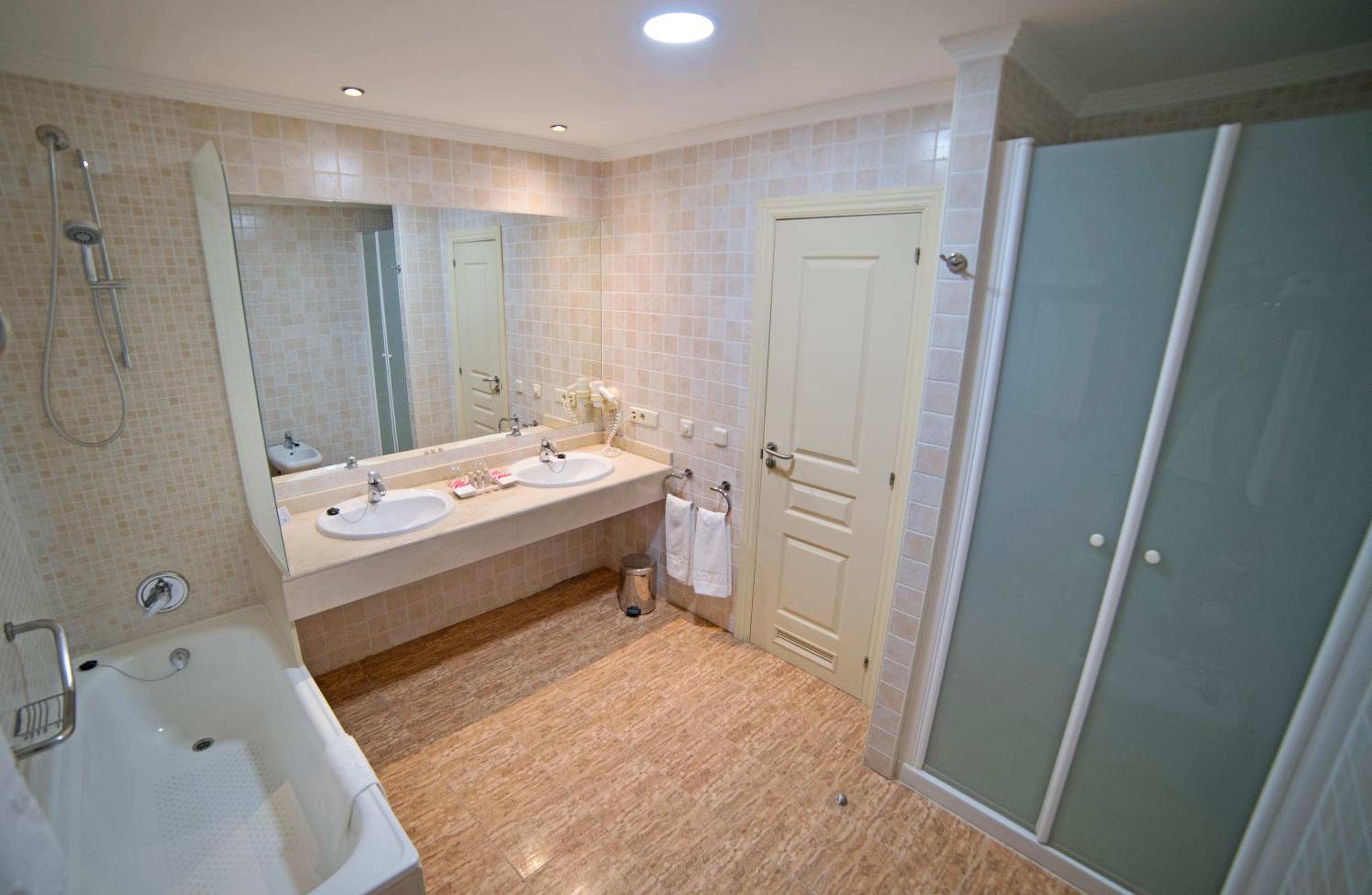 Junior Suite (3 Adults + 1 Child) photo 3