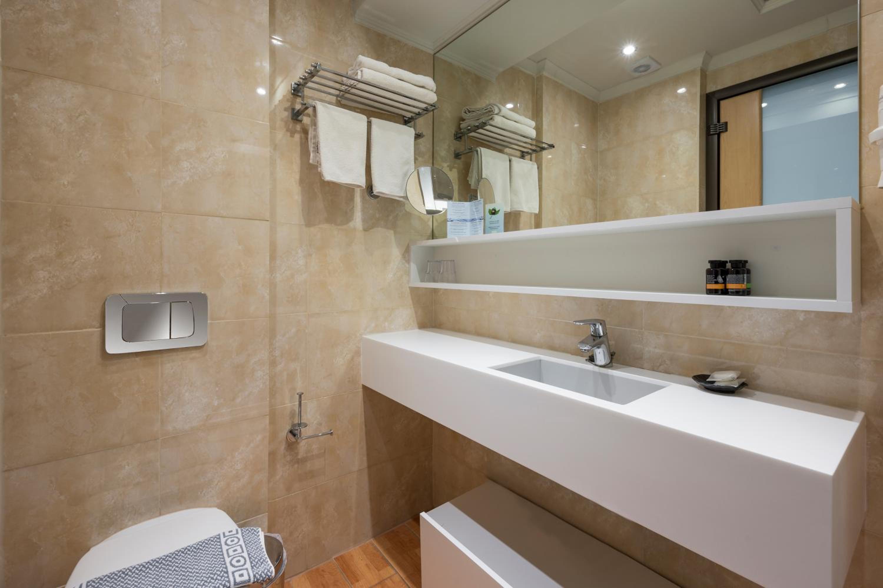 Double Room with Balcony - Photo 6