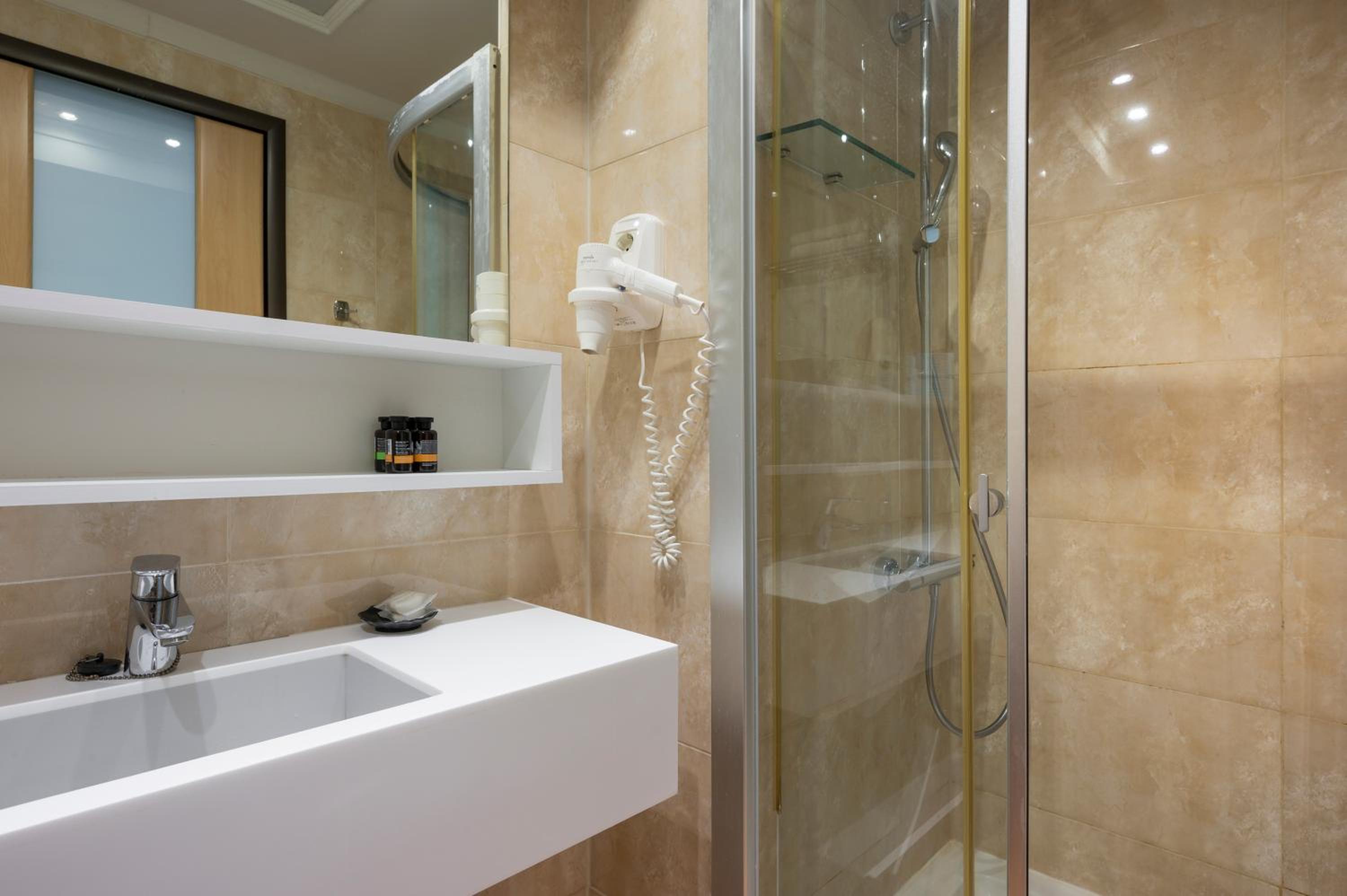 Double Room with Balcony - Photo 3