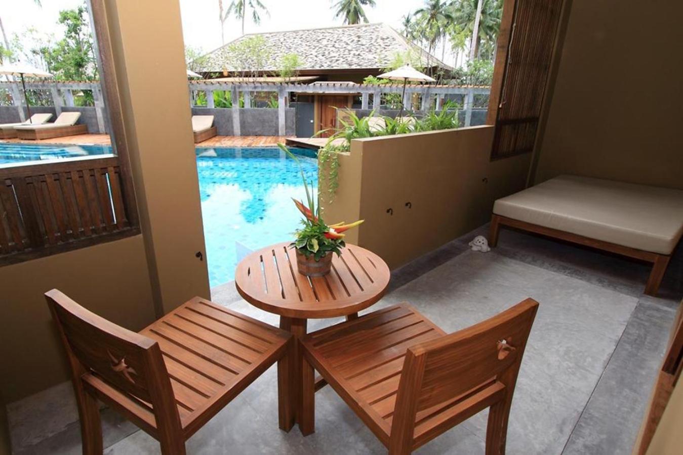 Grand Deluxe with Pool Access - Photo 4