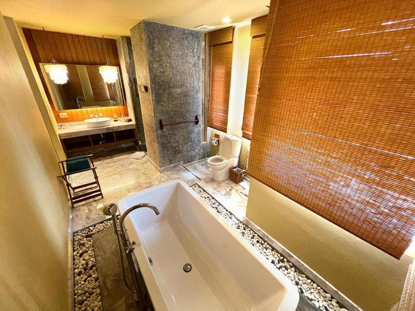 Grand Deluxe with Pool Access - Photo 16