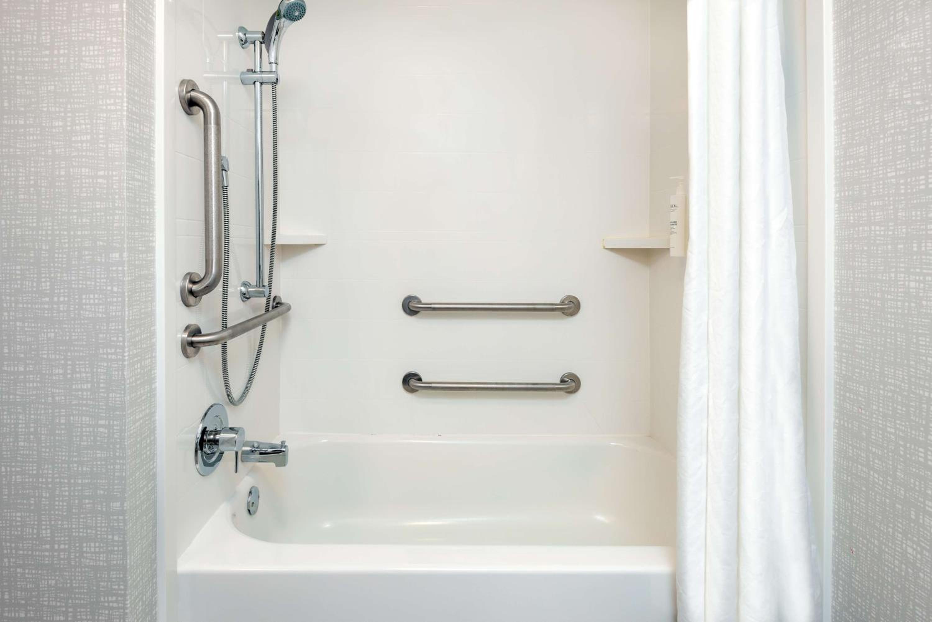 King Room with Accessible Tub - Mobility and Hearing Access/Non-Smoking - Photo 6