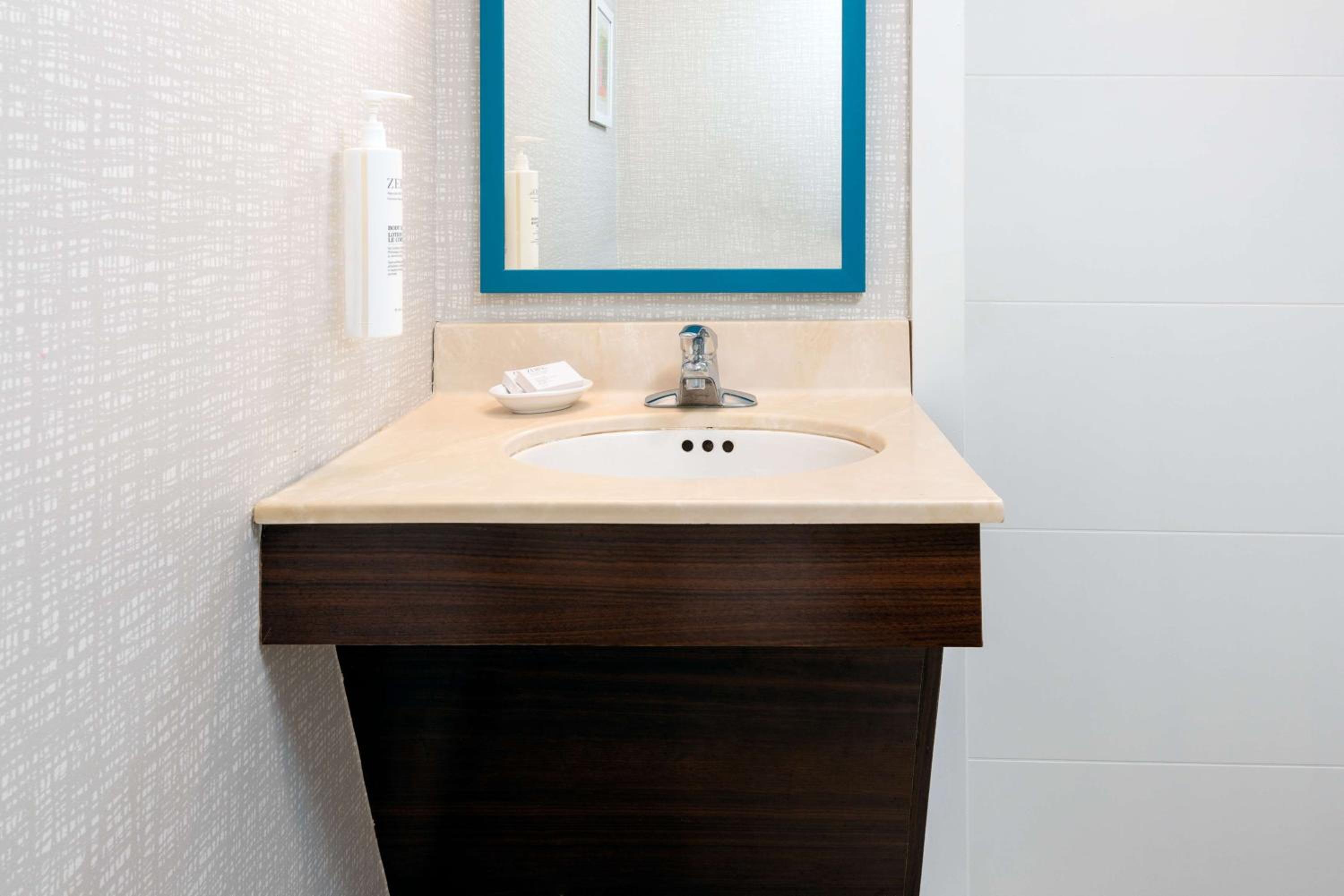 King Room with Accessible Tub - Mobility and Hearing Access/Non-Smoking - Photo 3