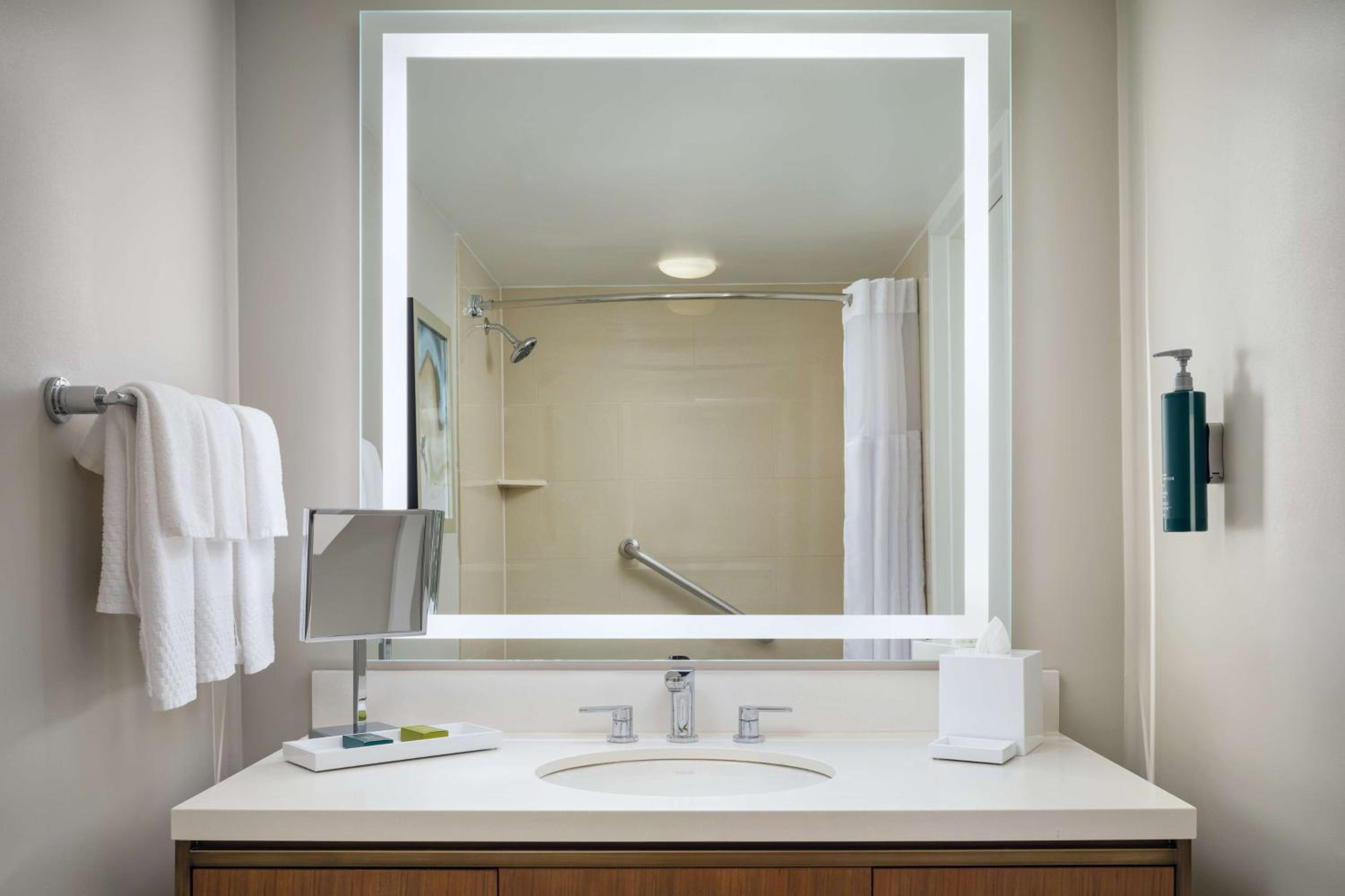 Deluxe King Room with River View - Photo 4