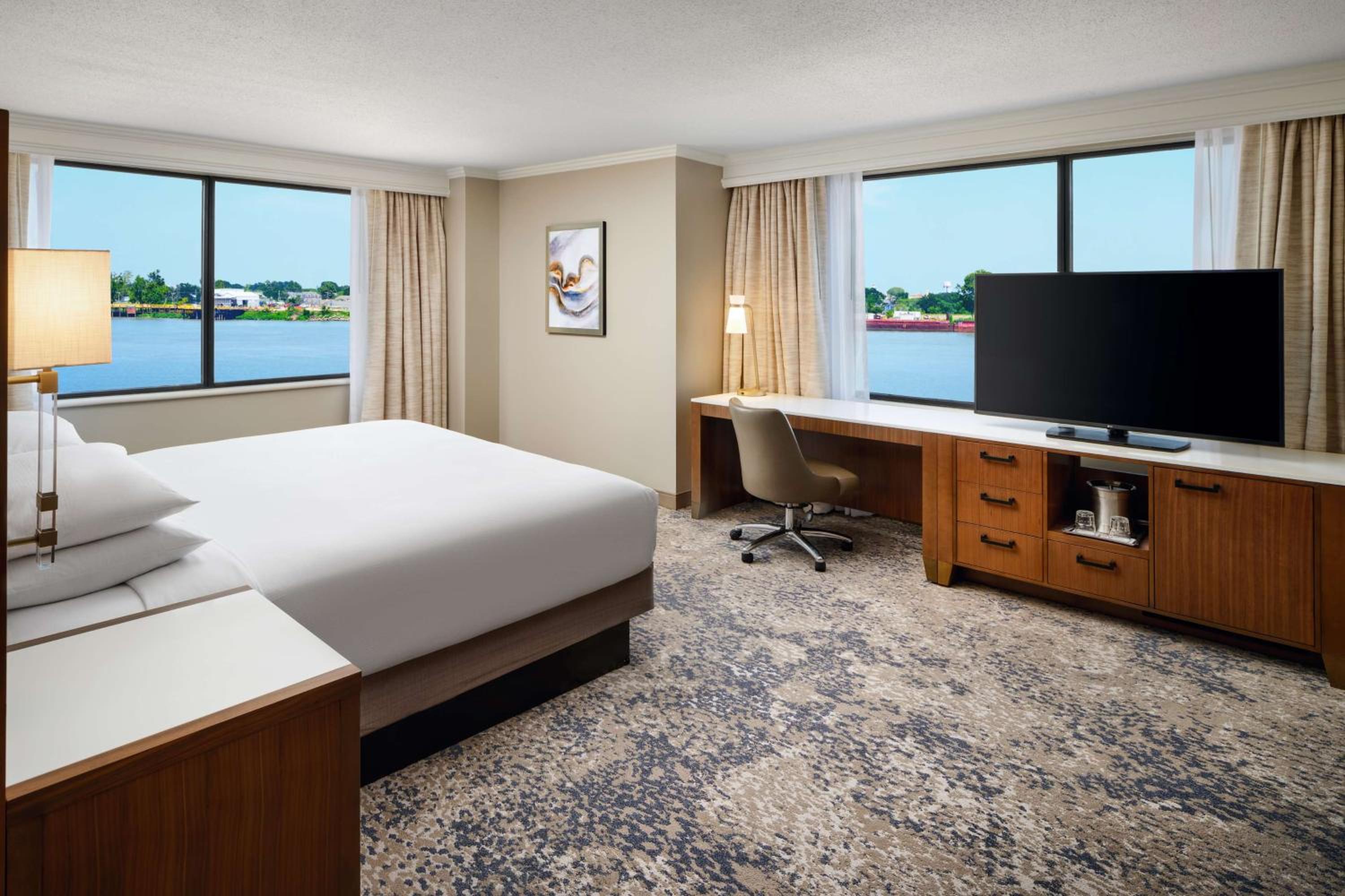 Deluxe King Room with River View - Photo 3