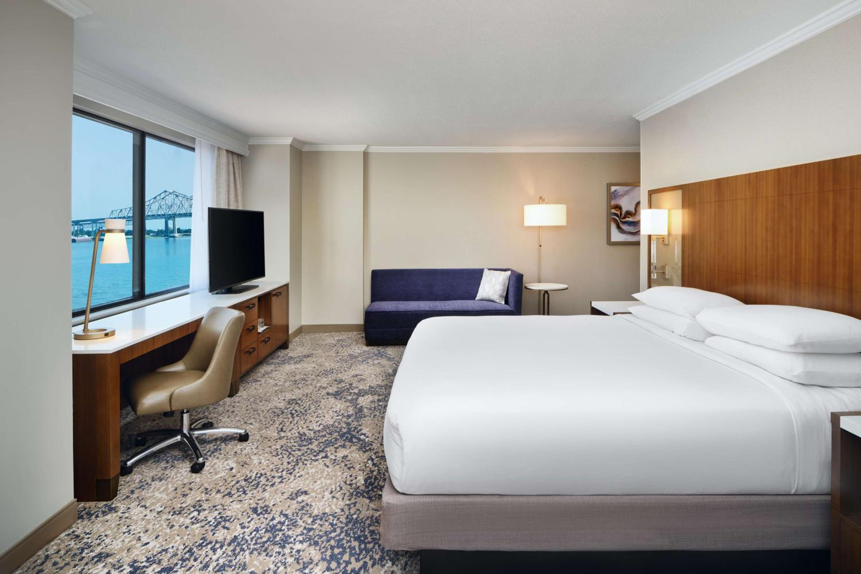 Deluxe King Room with River View - Photo 2