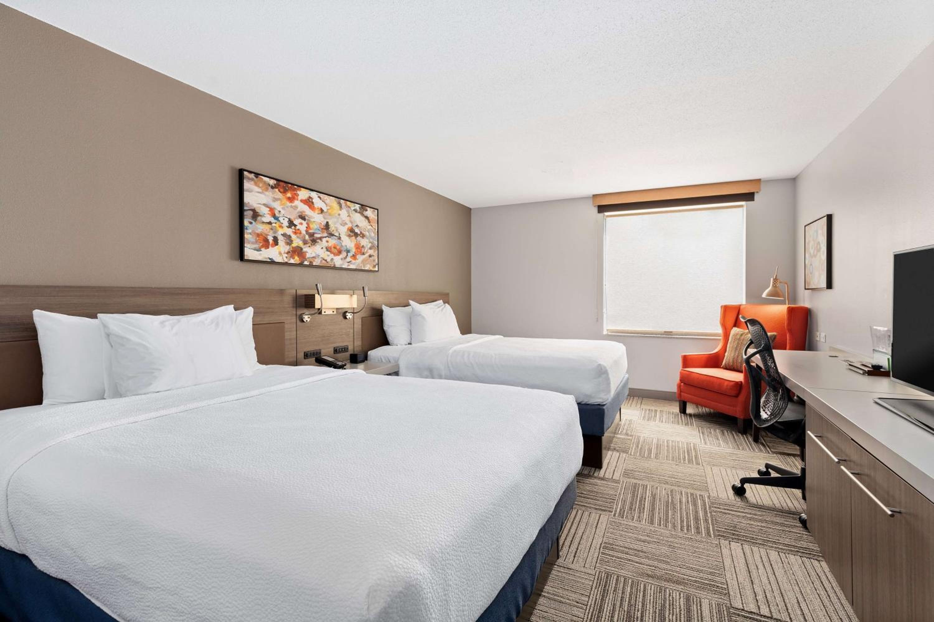 Queen Room with Two Queen Beds - Photo 5