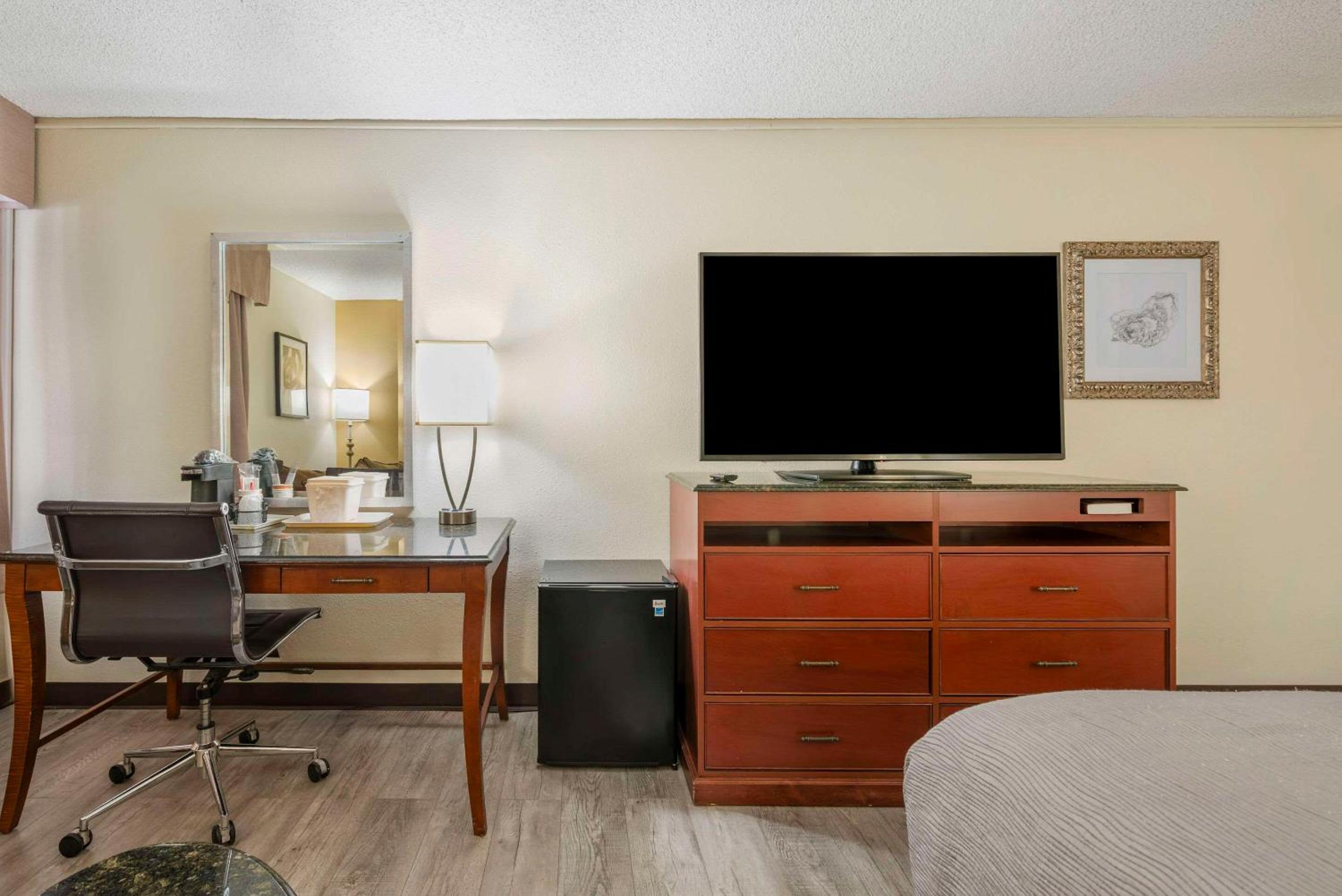 King Room - Non-Smoking - Photo 3