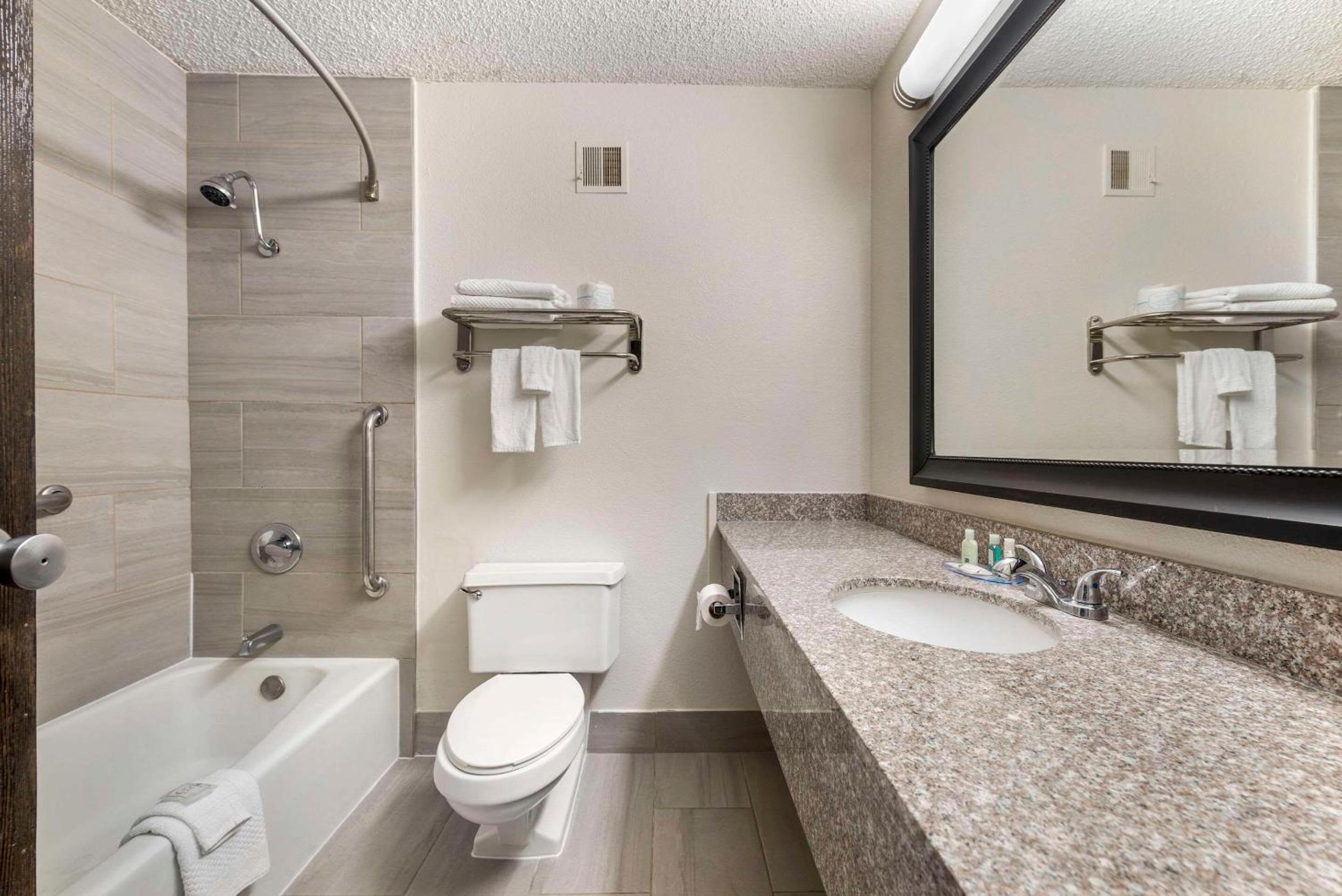 King Room with Accessible Tub - Disability Access/Non-Smoking - Photo 3