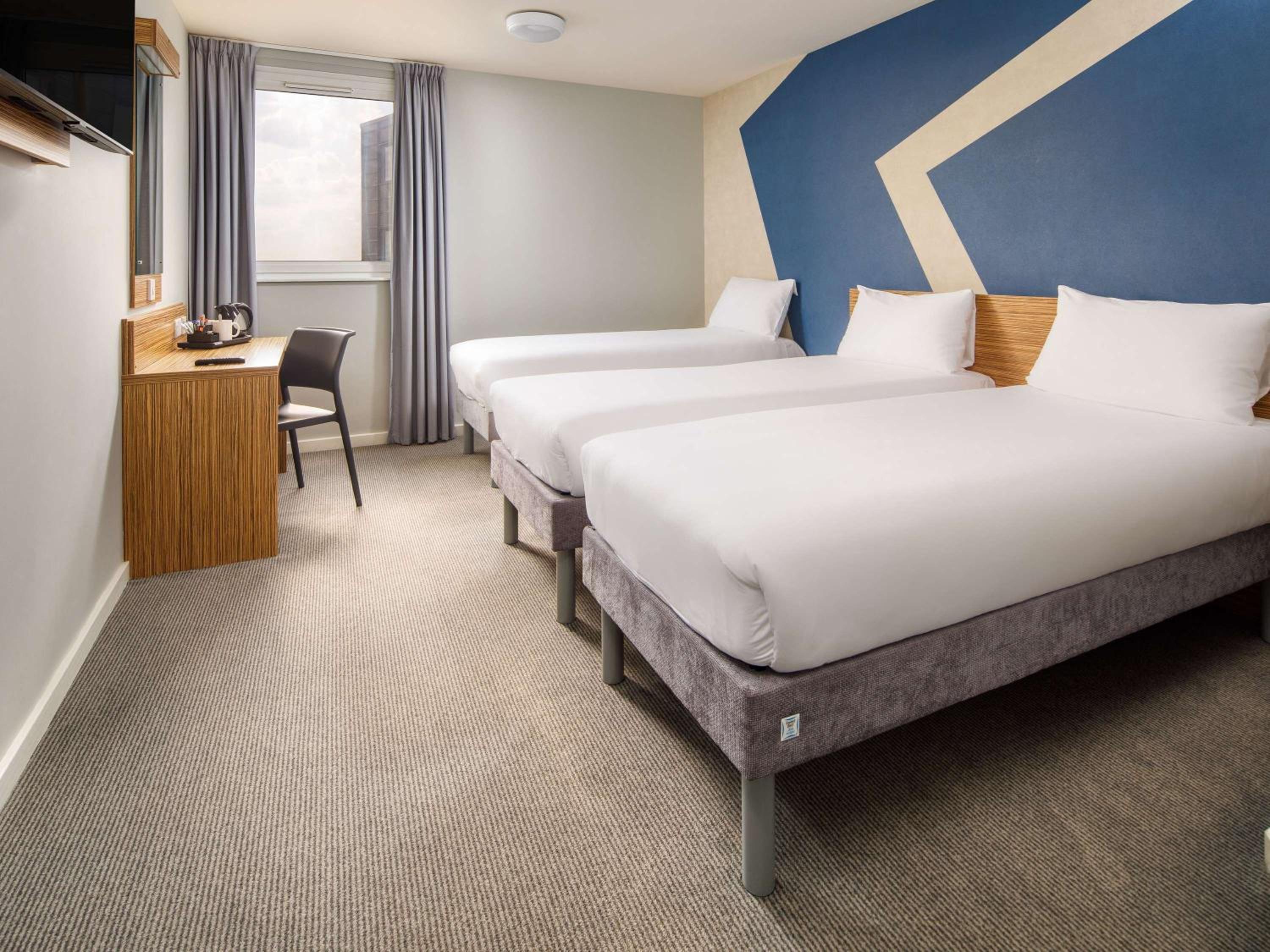 Standard Room With Three Single Beds - Photo 1