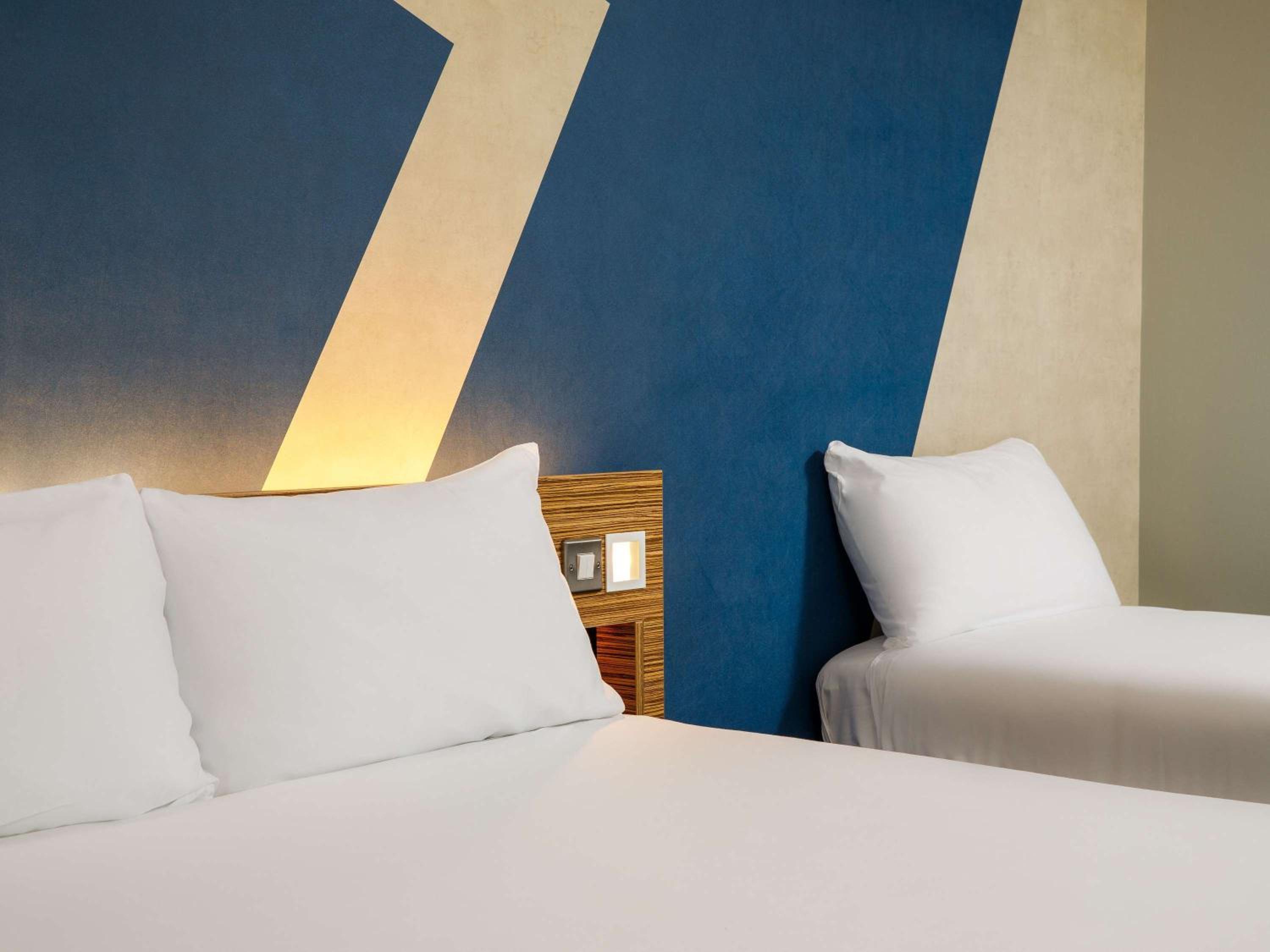 Standard Room with One Double Bed and One Single Bed - Photo 4