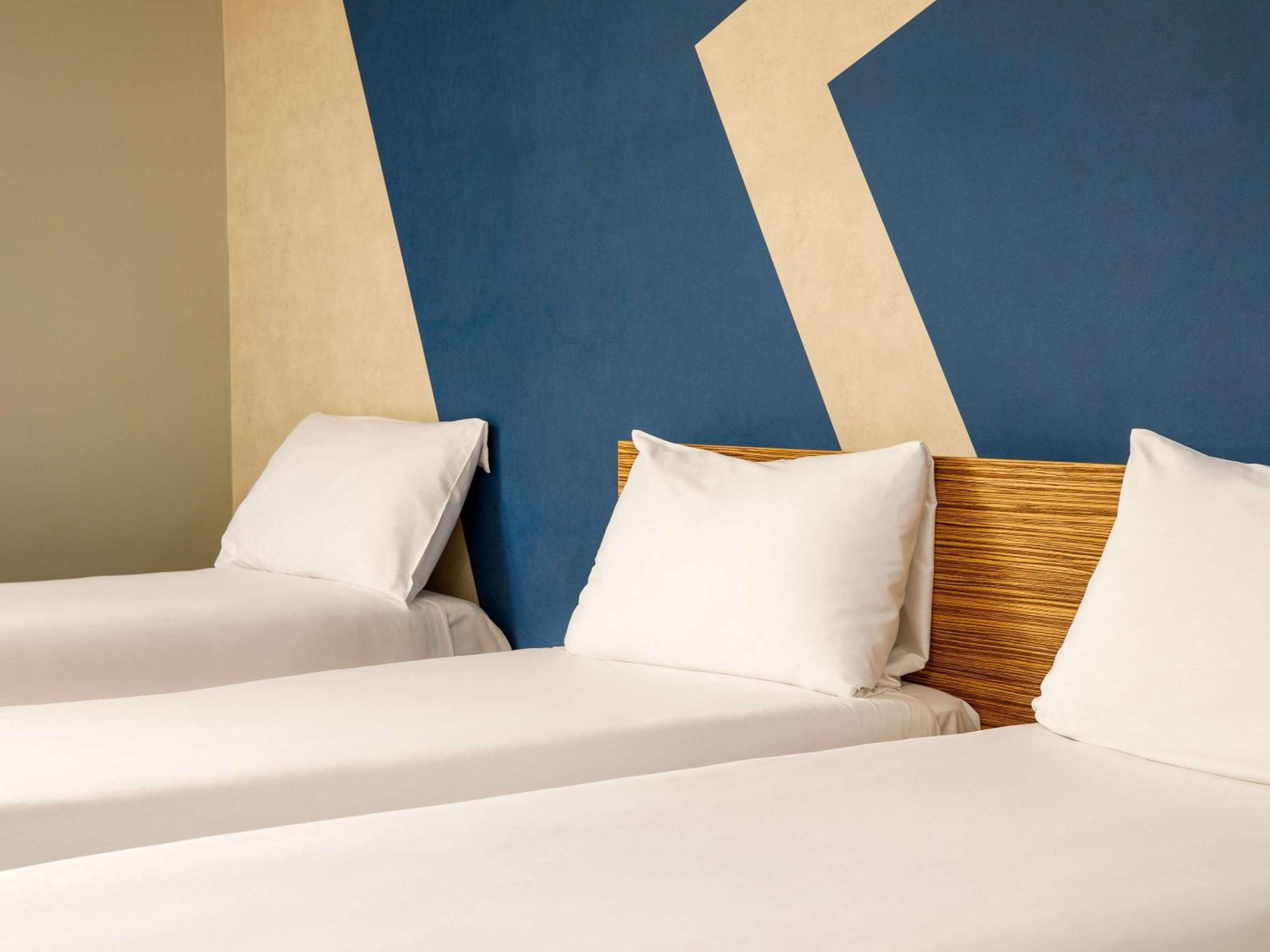 Standard Room With Three Single Beds - Photo 2