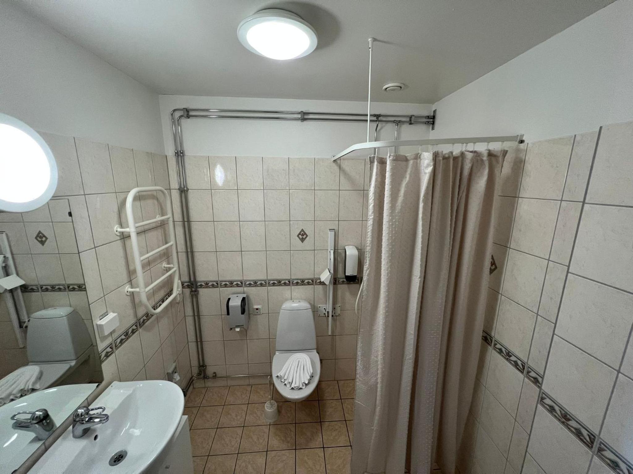 King Room with Roll-In Shower - Disability Access photo 2