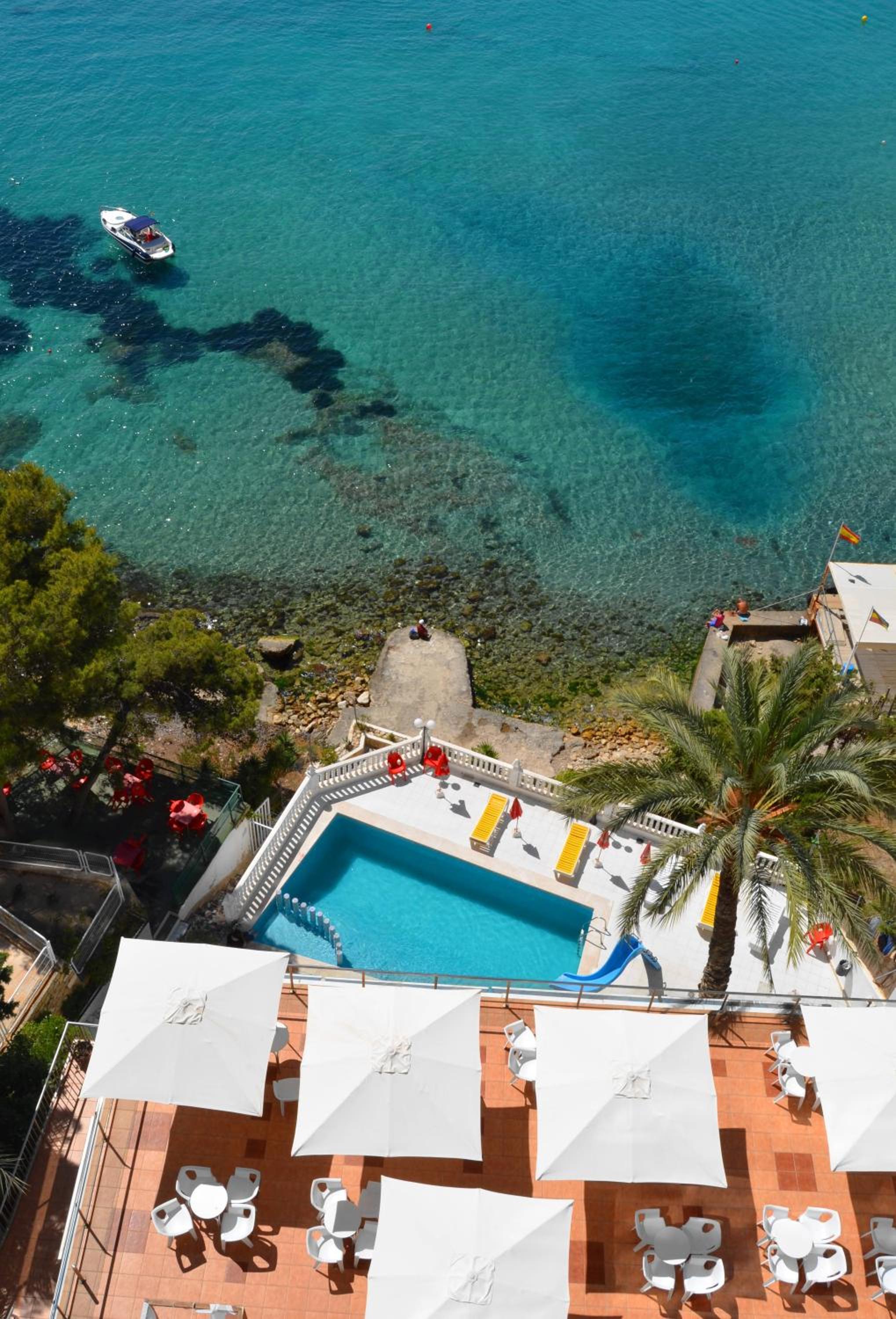 Habitación Triple con Vista al Mar (2 Adultos + 1 Niño)