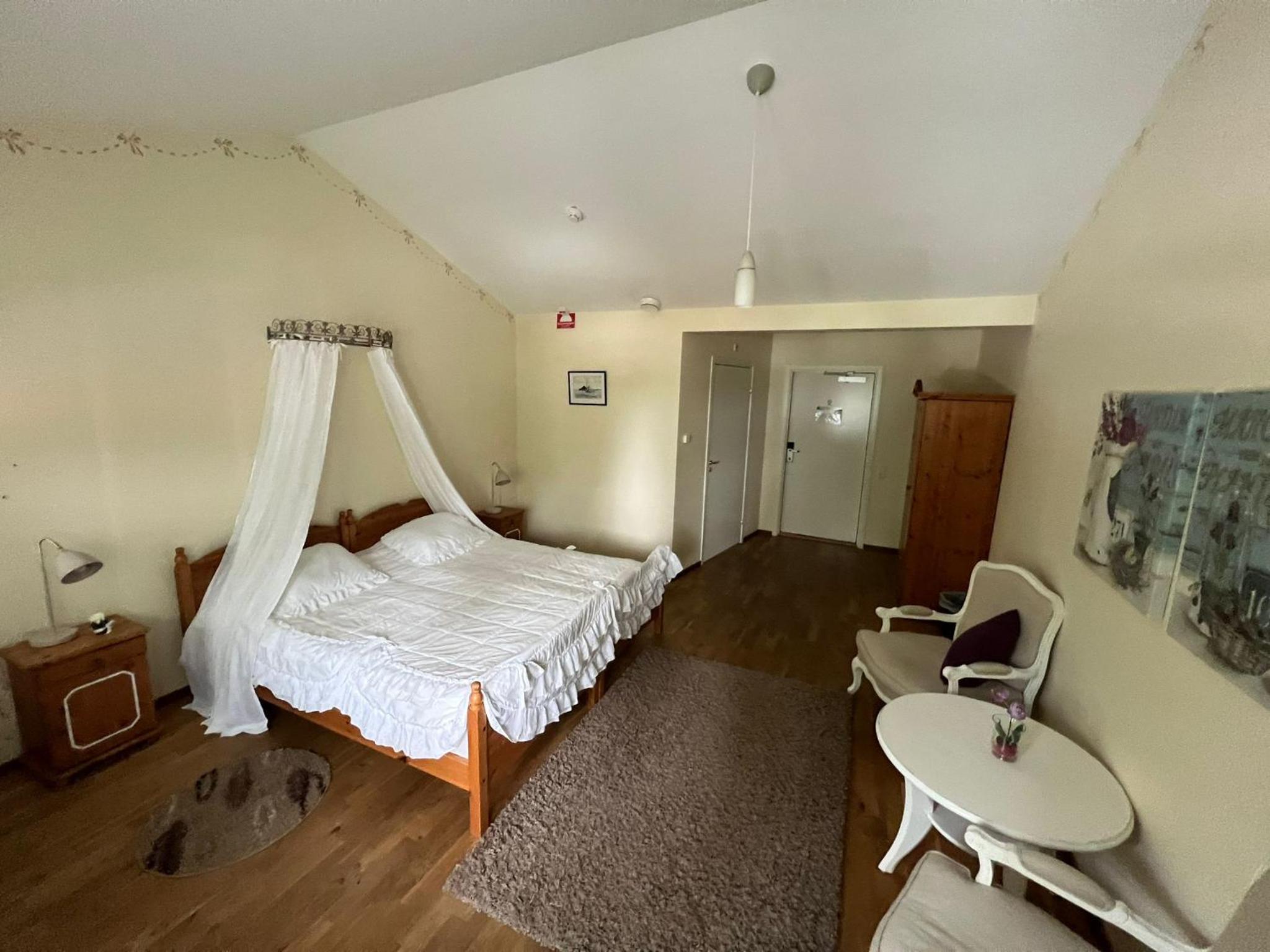 King Room with Roll-In Shower - Disability Access photo 3