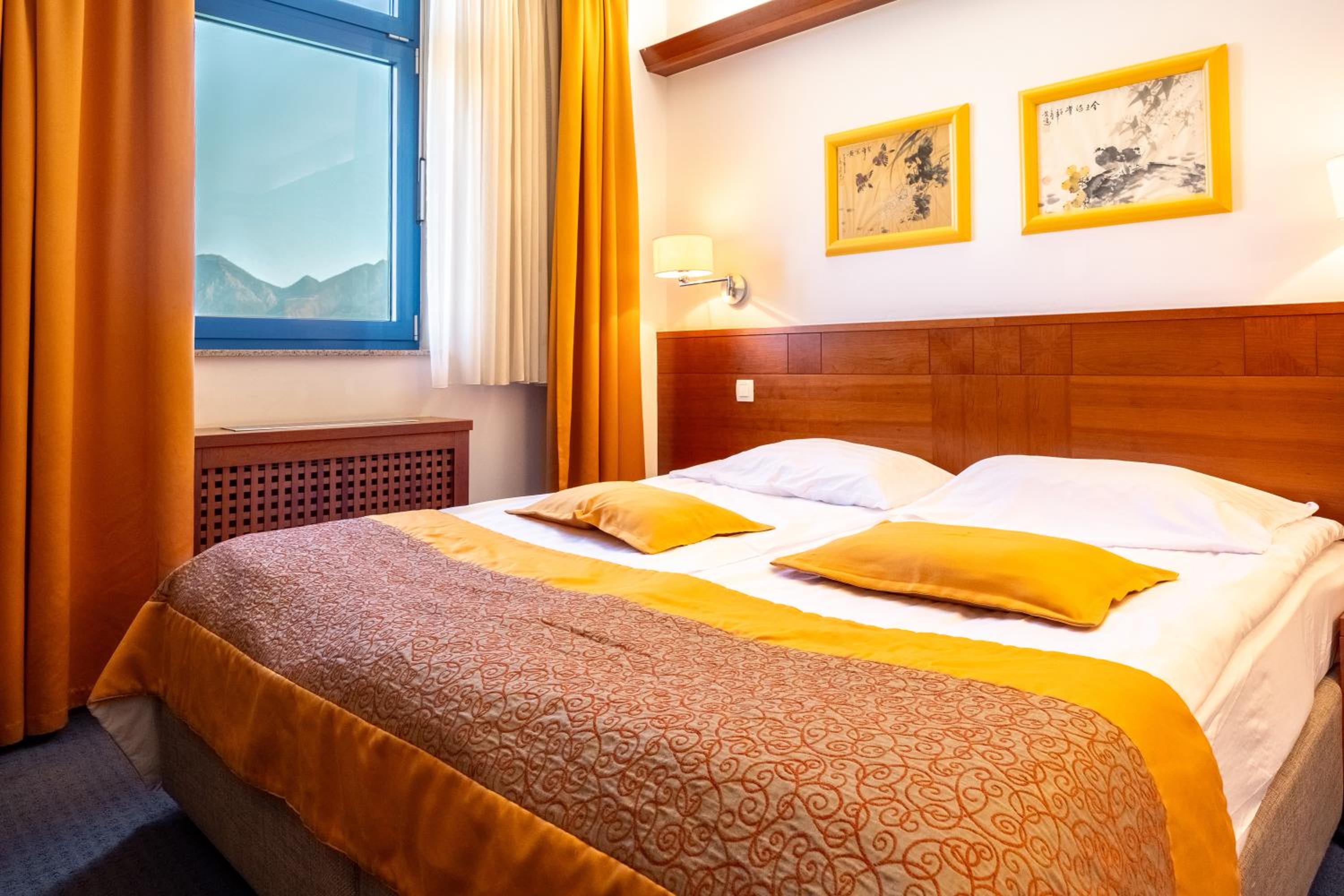 Double or Twin Room with Mountain View - Photo 2