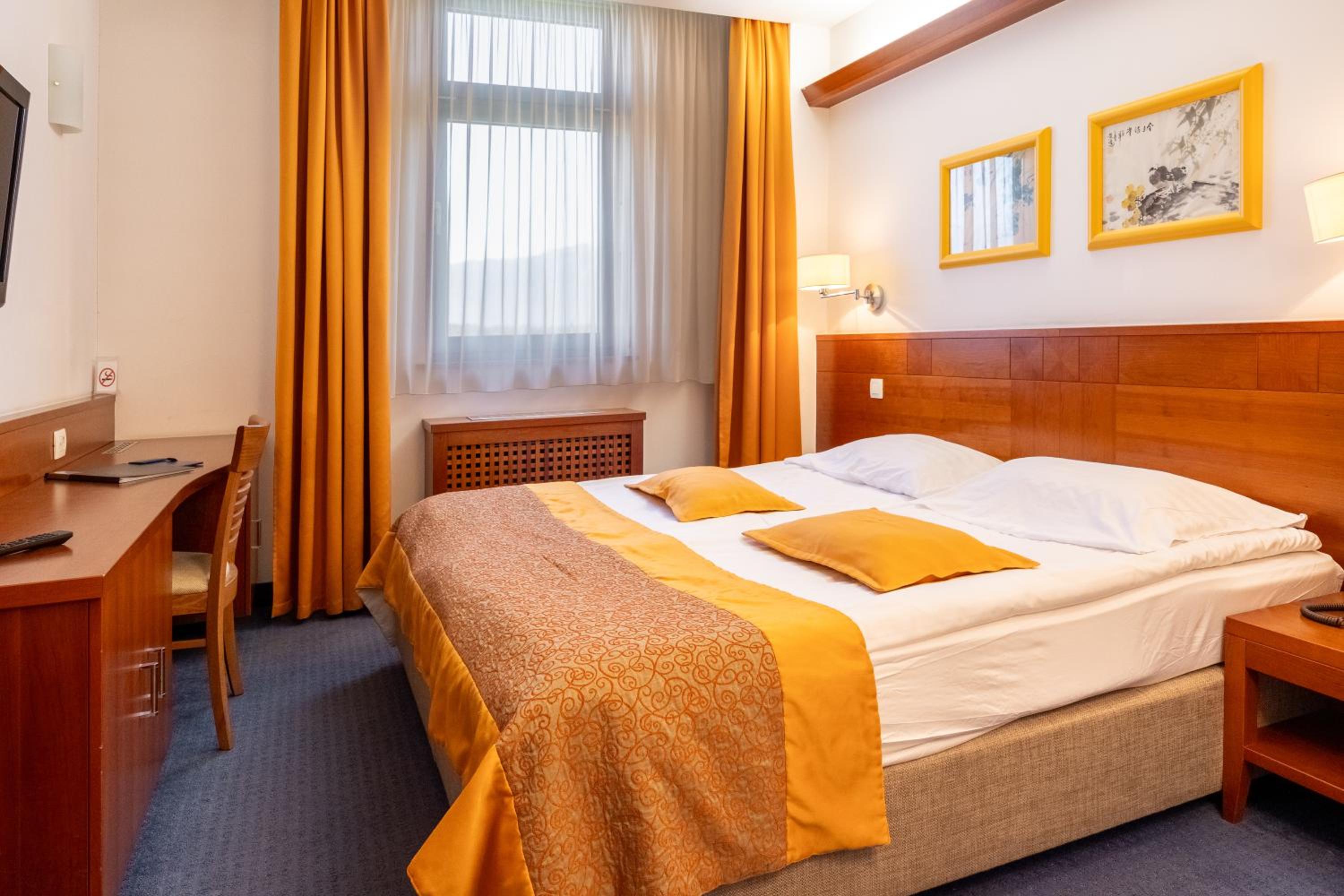 Double Room - Photo 6