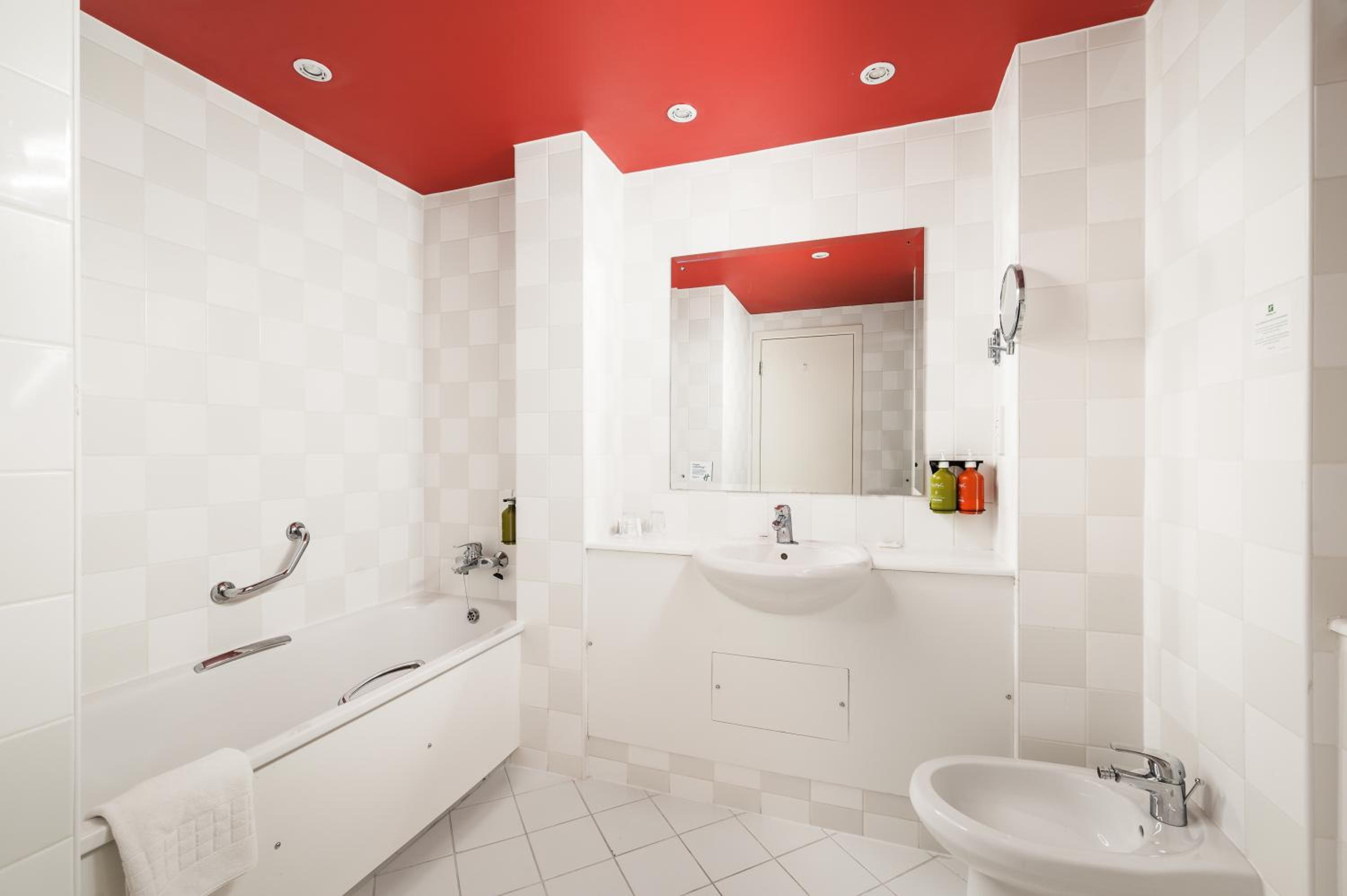 One-Bedroom Queen Suite - Photo 2
