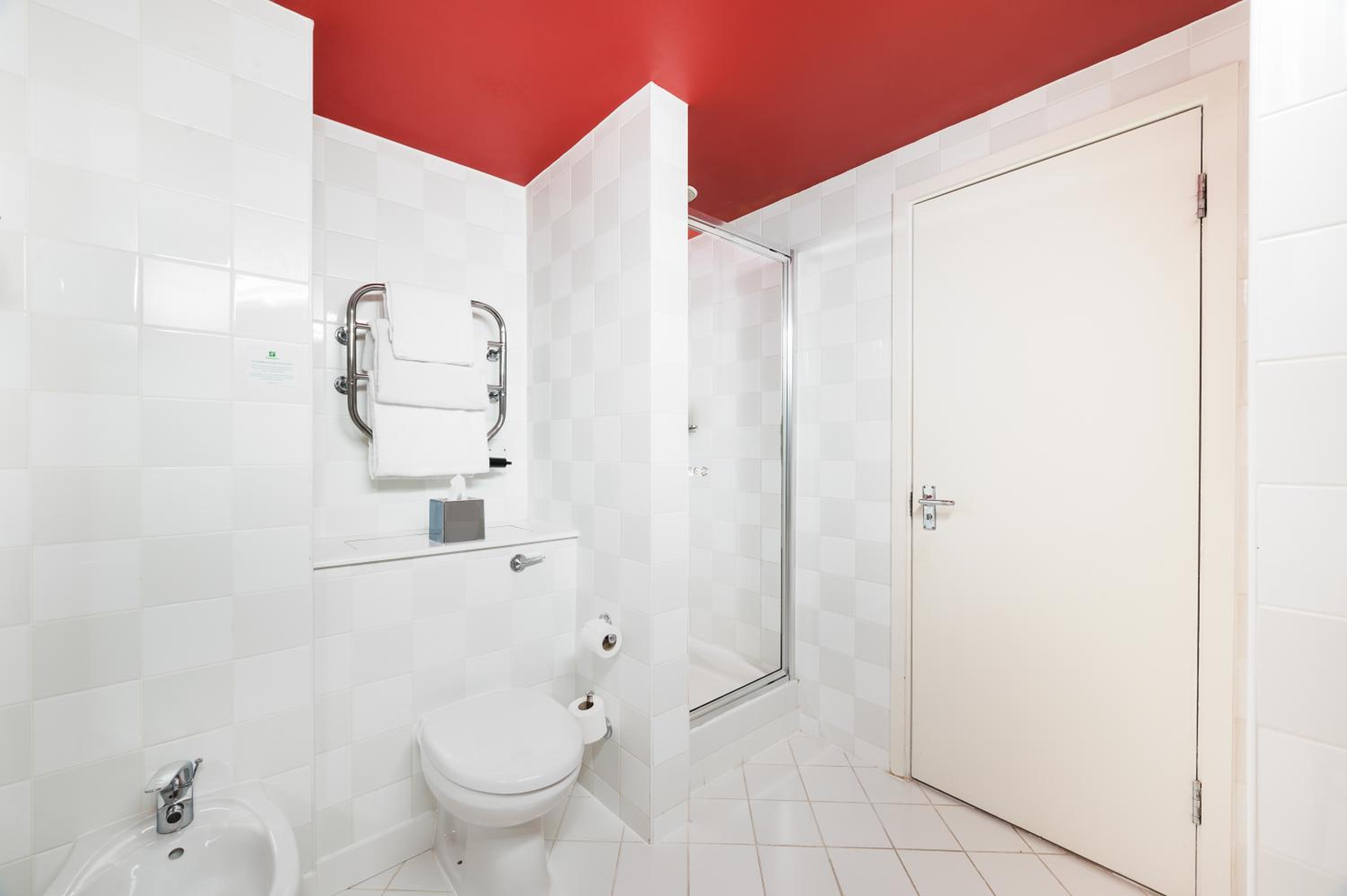 One-Bedroom Queen Suite - Photo 6