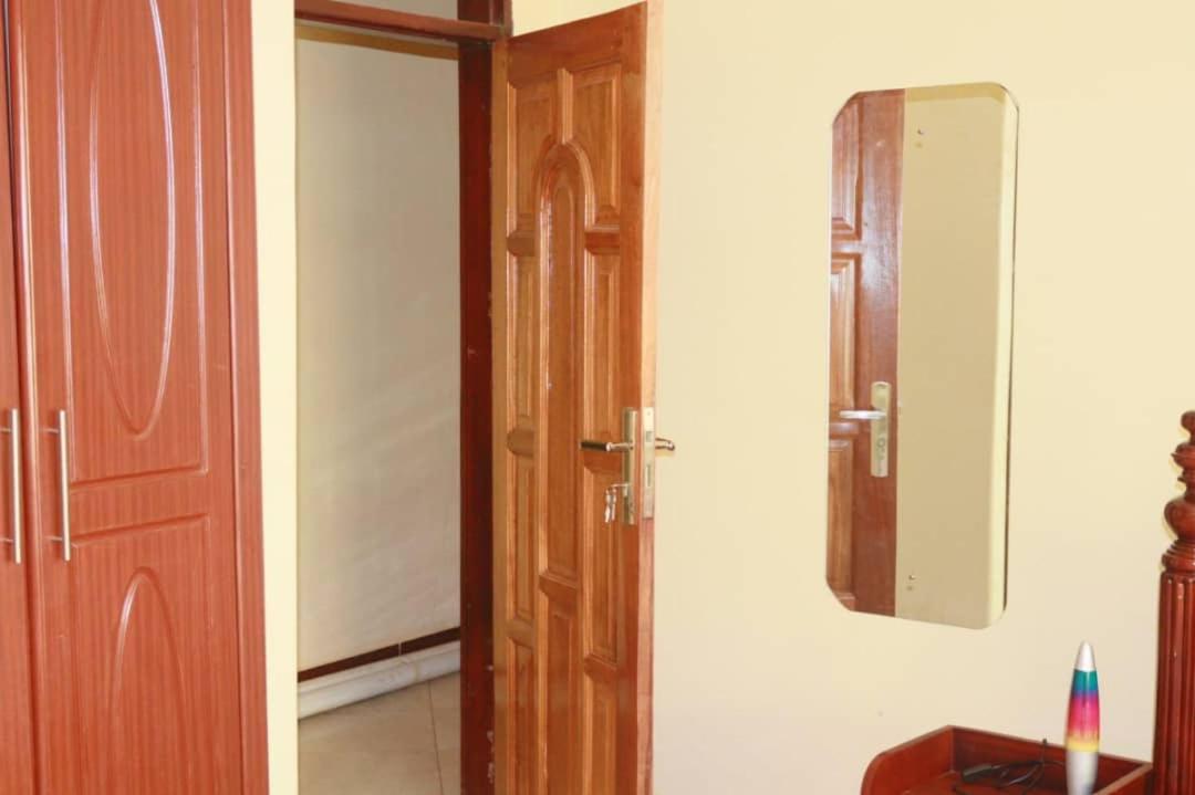 Five-Bedroom House photo 1