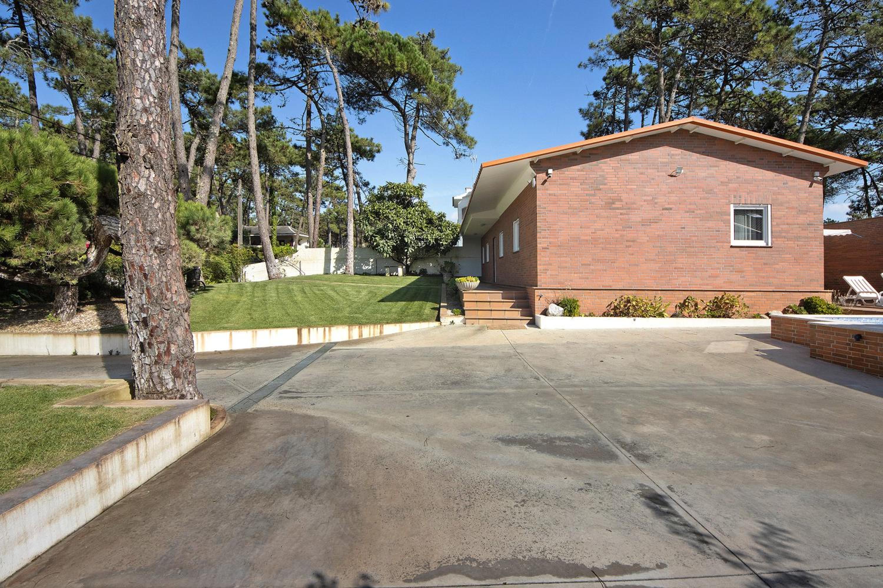 Three-Bedroom House photo 2