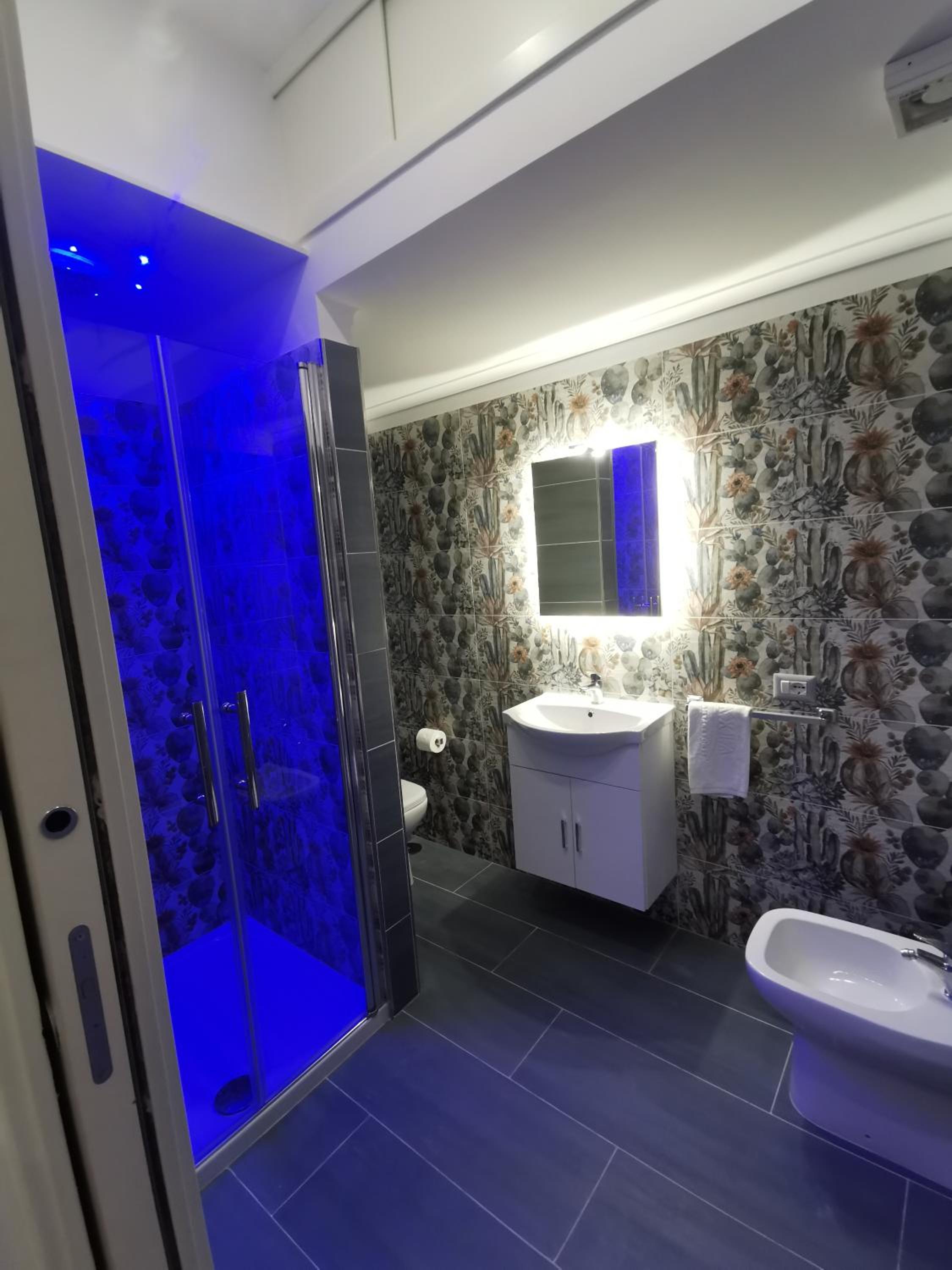 King Room with Spa Bath - Photo 7