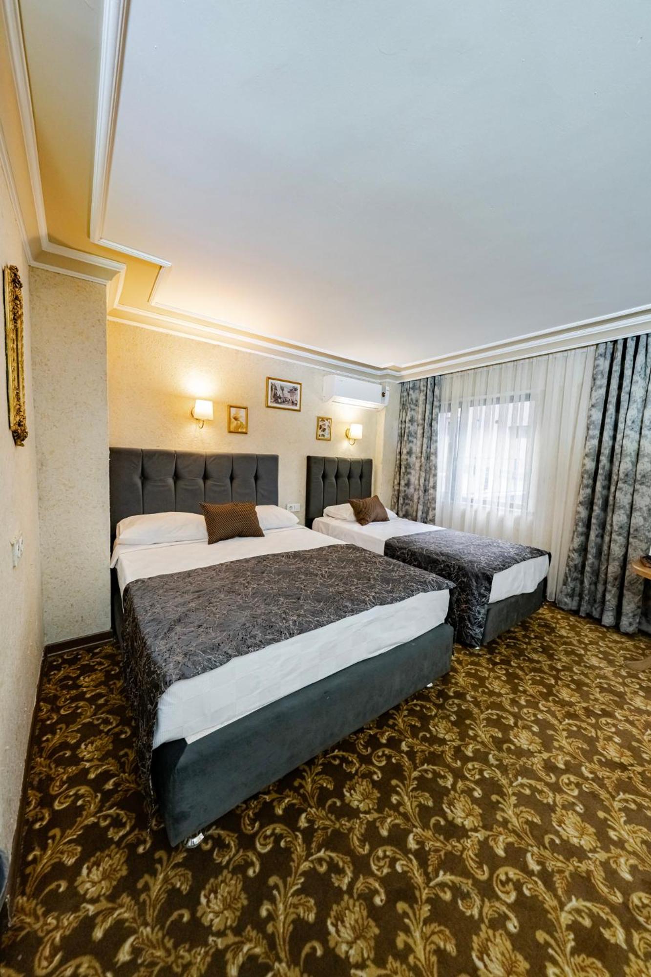 Double Room with Balcony - Photo 1