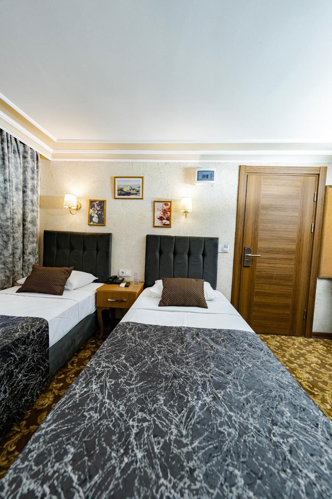Double Room with Balcony - Photo 14