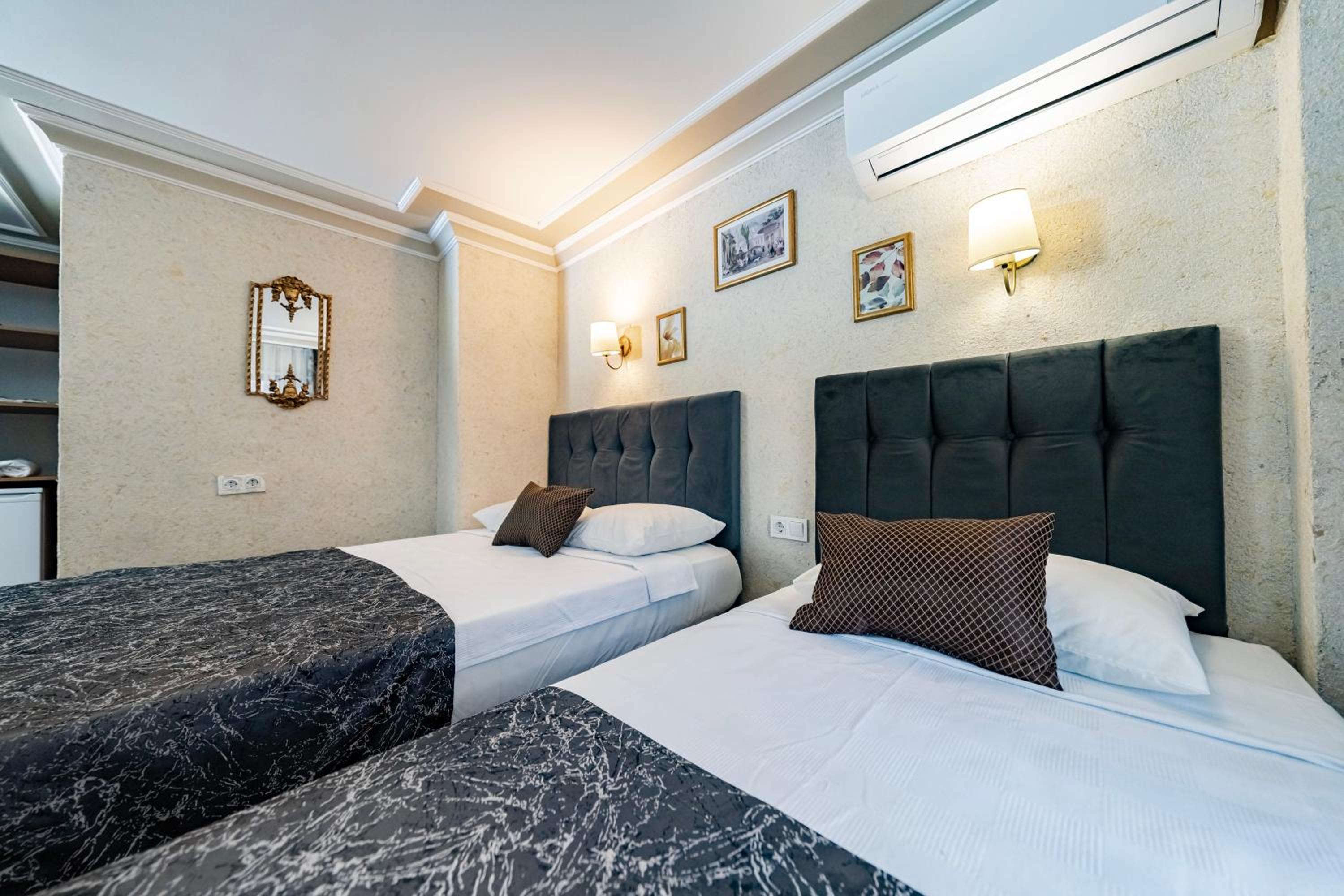 Double Room with Balcony - Photo 12