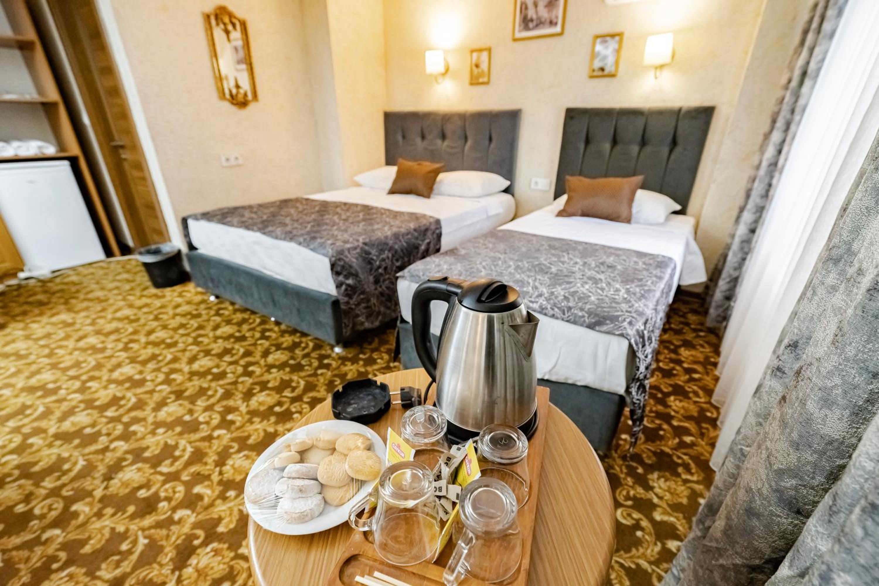 Double Room with Balcony - Photo 11