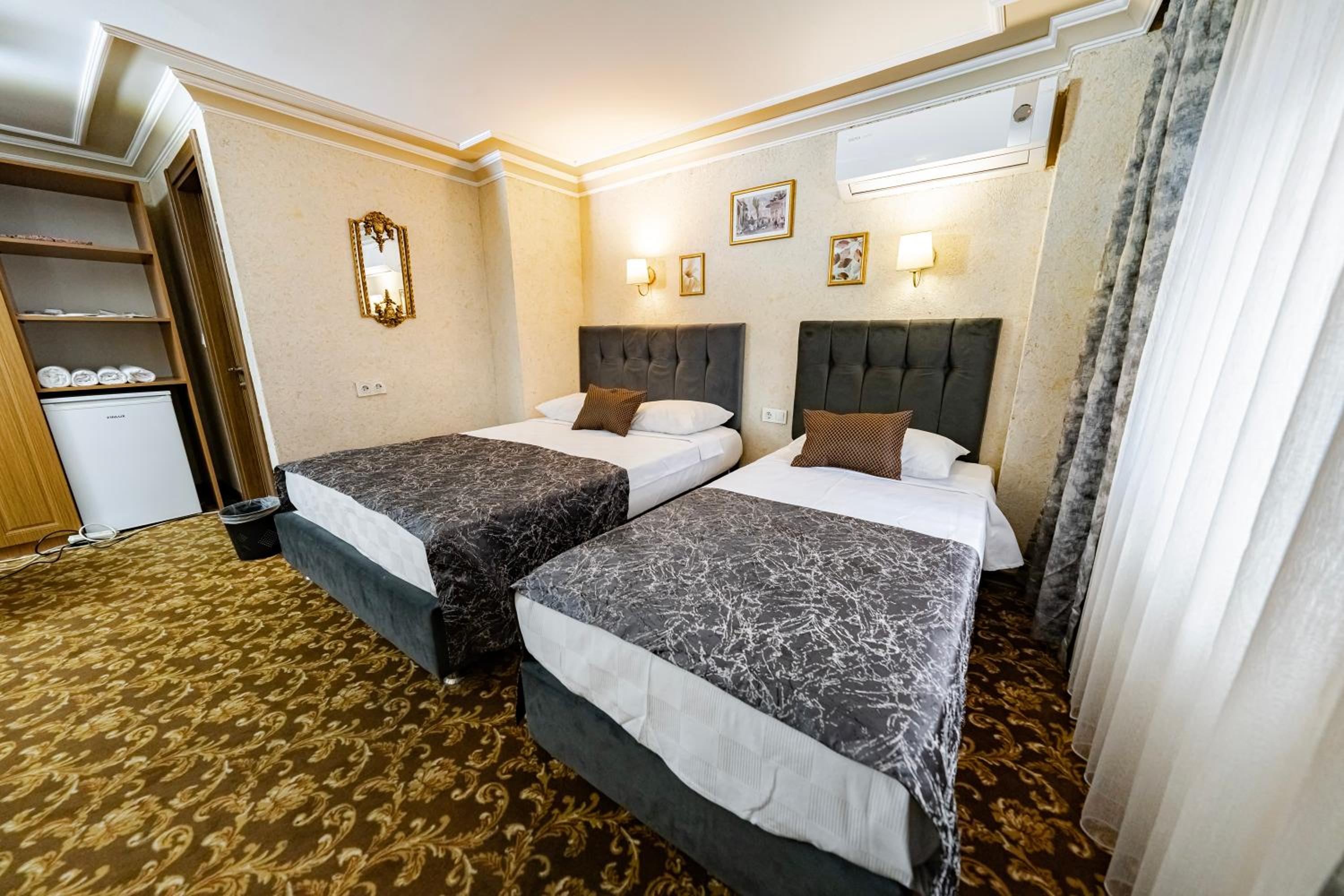 Double Room with Balcony - Photo 10