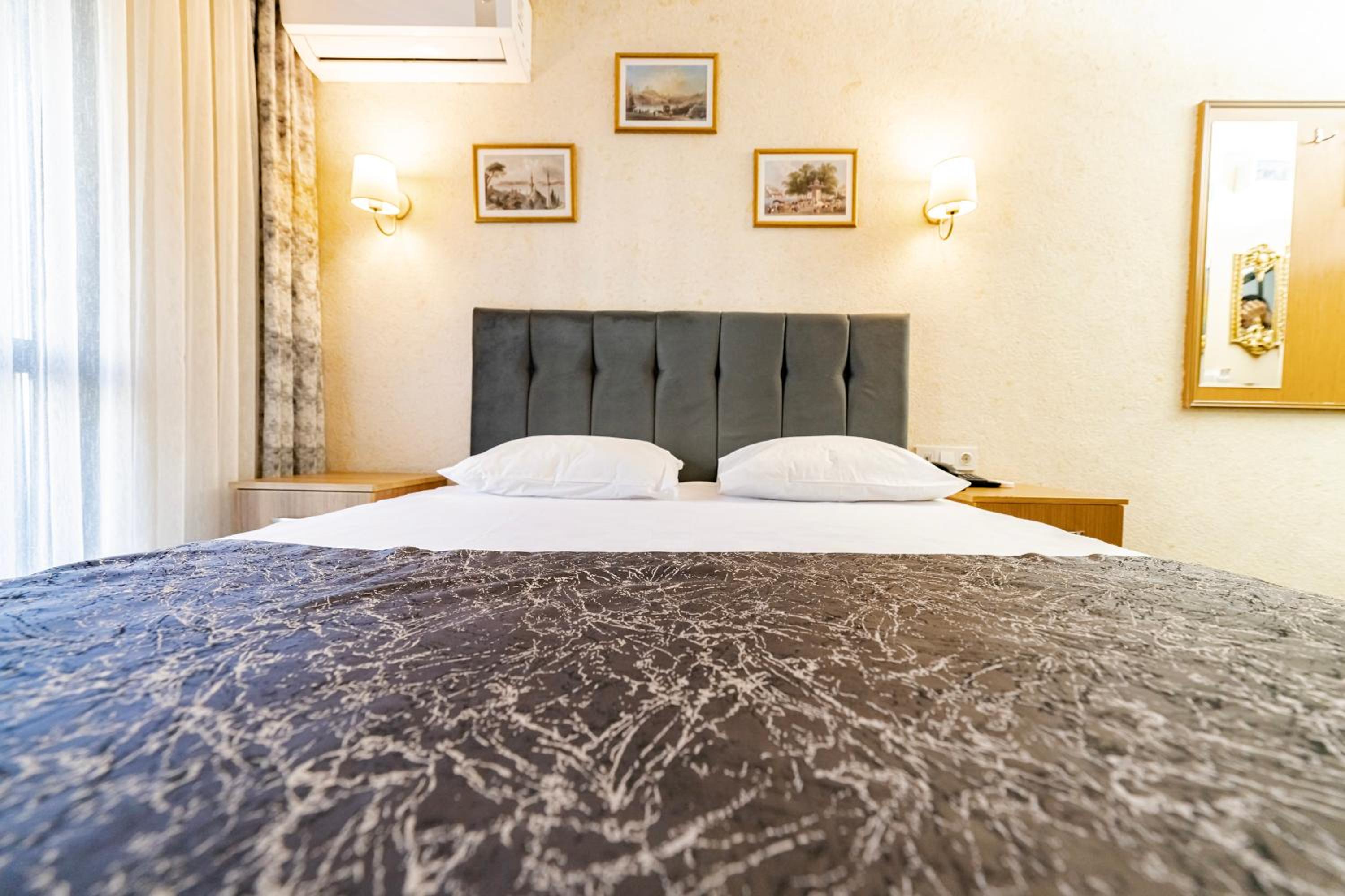 Double Room with Balcony - Photo 9