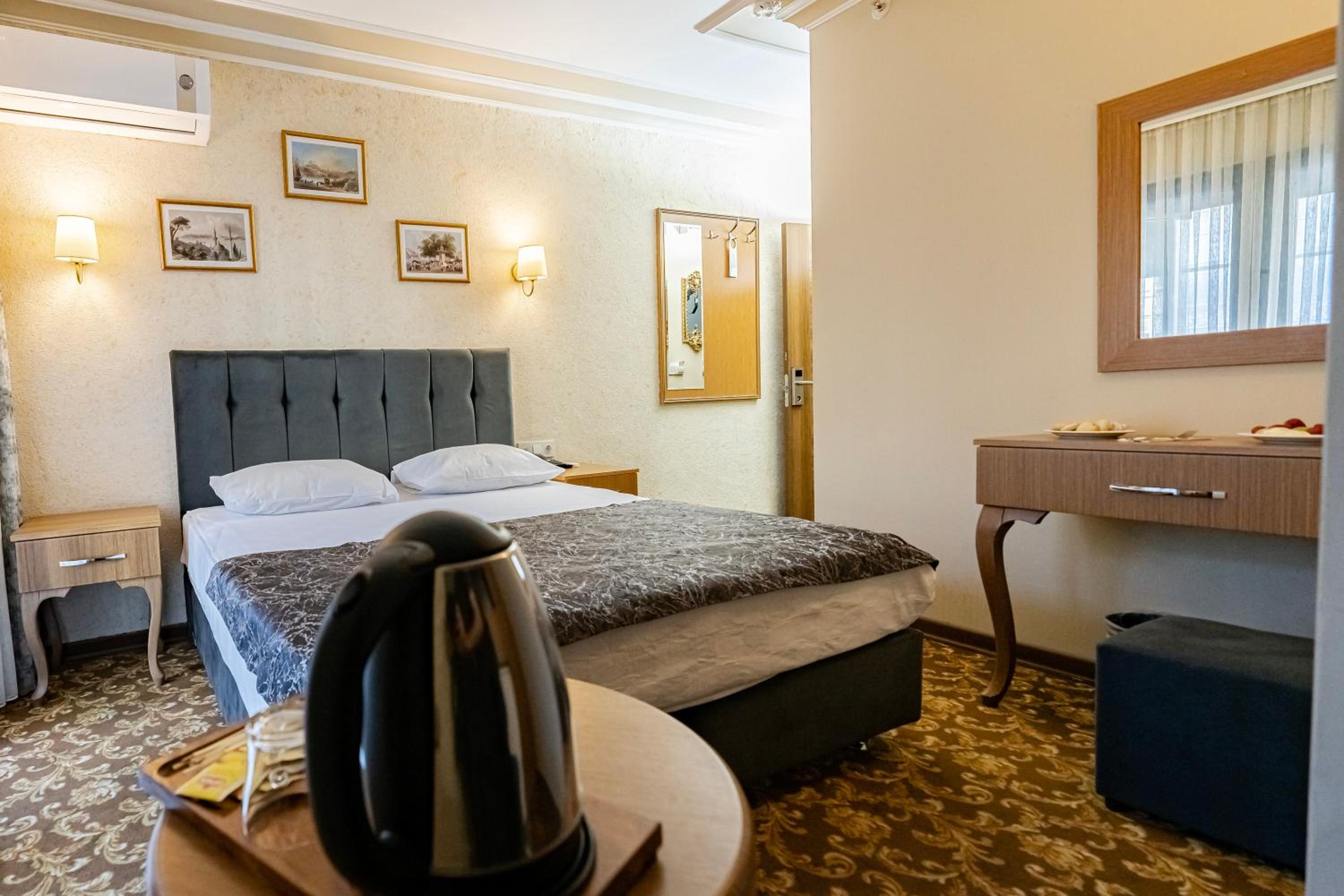Double Room with Balcony - Photo 8