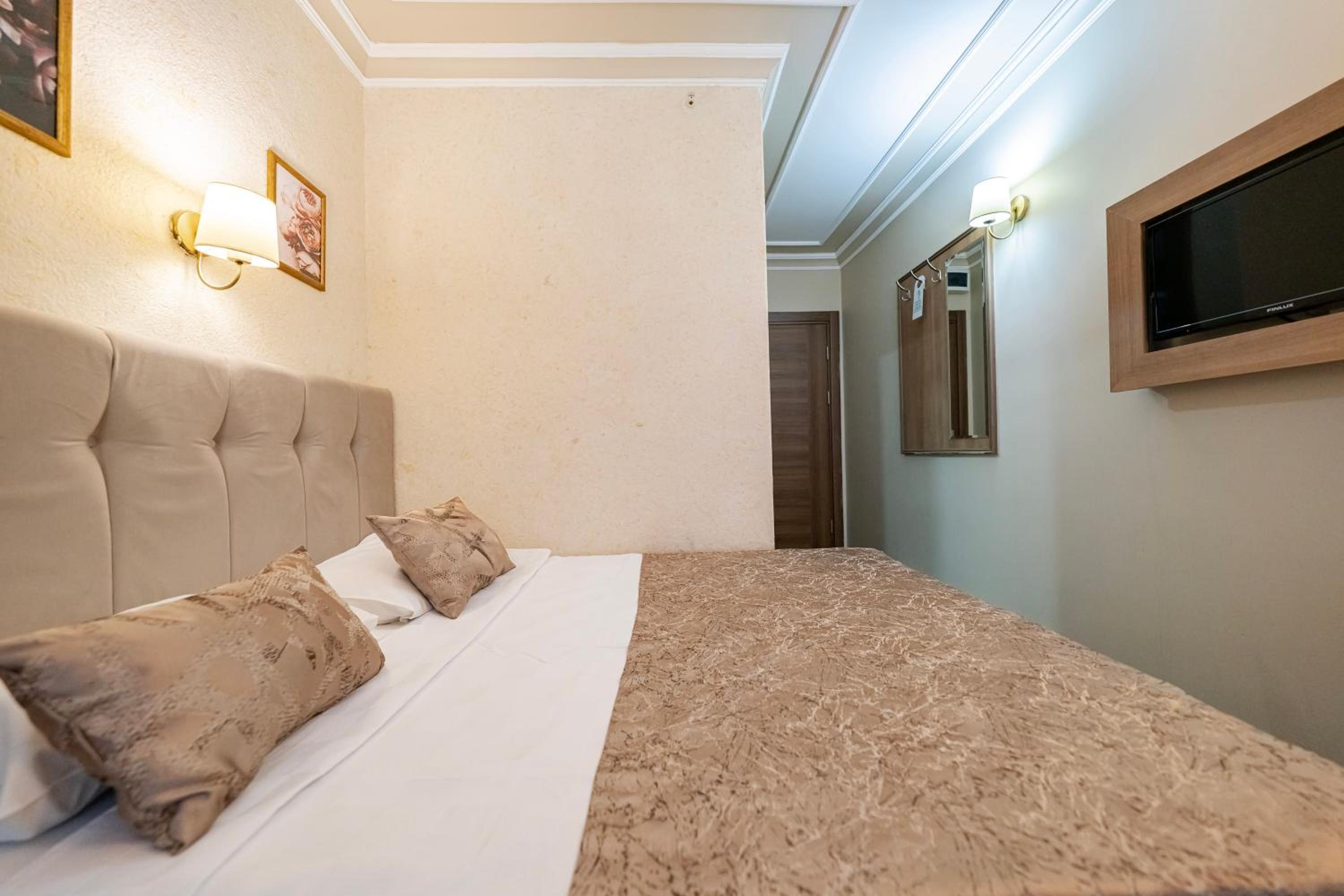 Double Room with Balcony - Photo 4