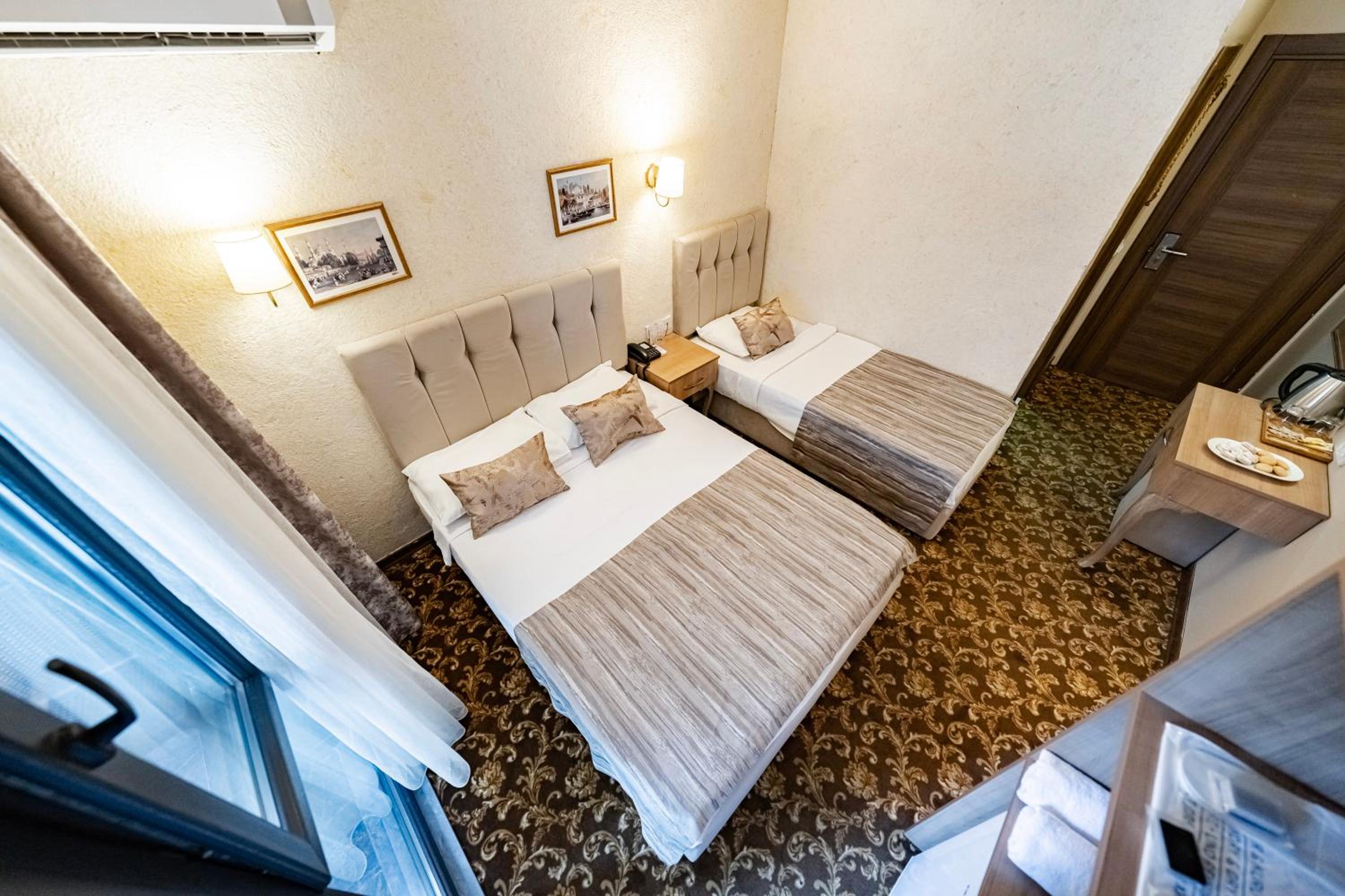 Double Room with Balcony - Photo 3