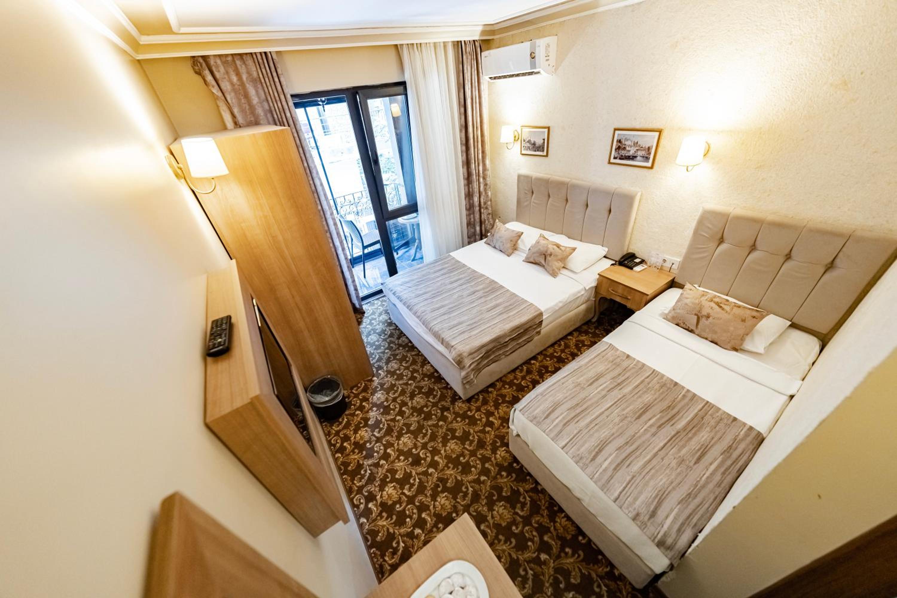Double Room with Balcony - Photo 15