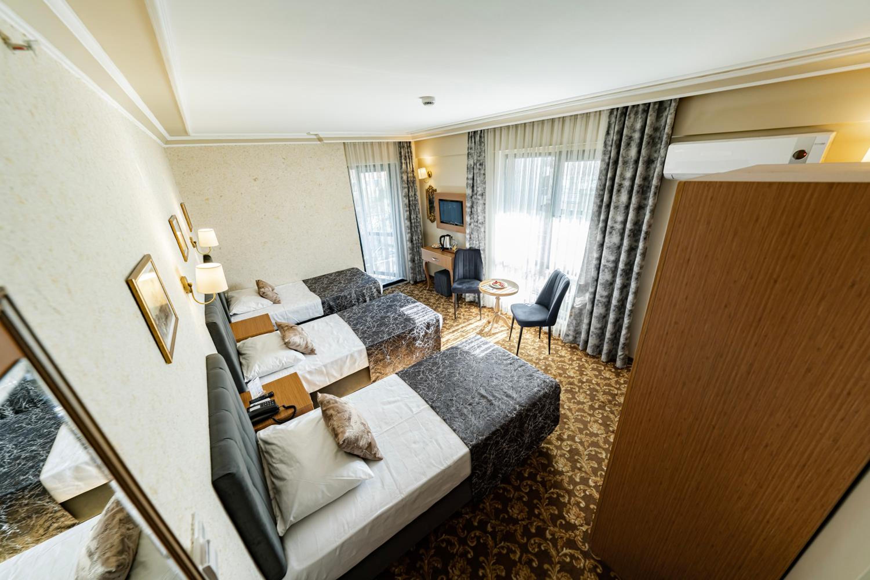 Triple Room with Balcony - Photo 7