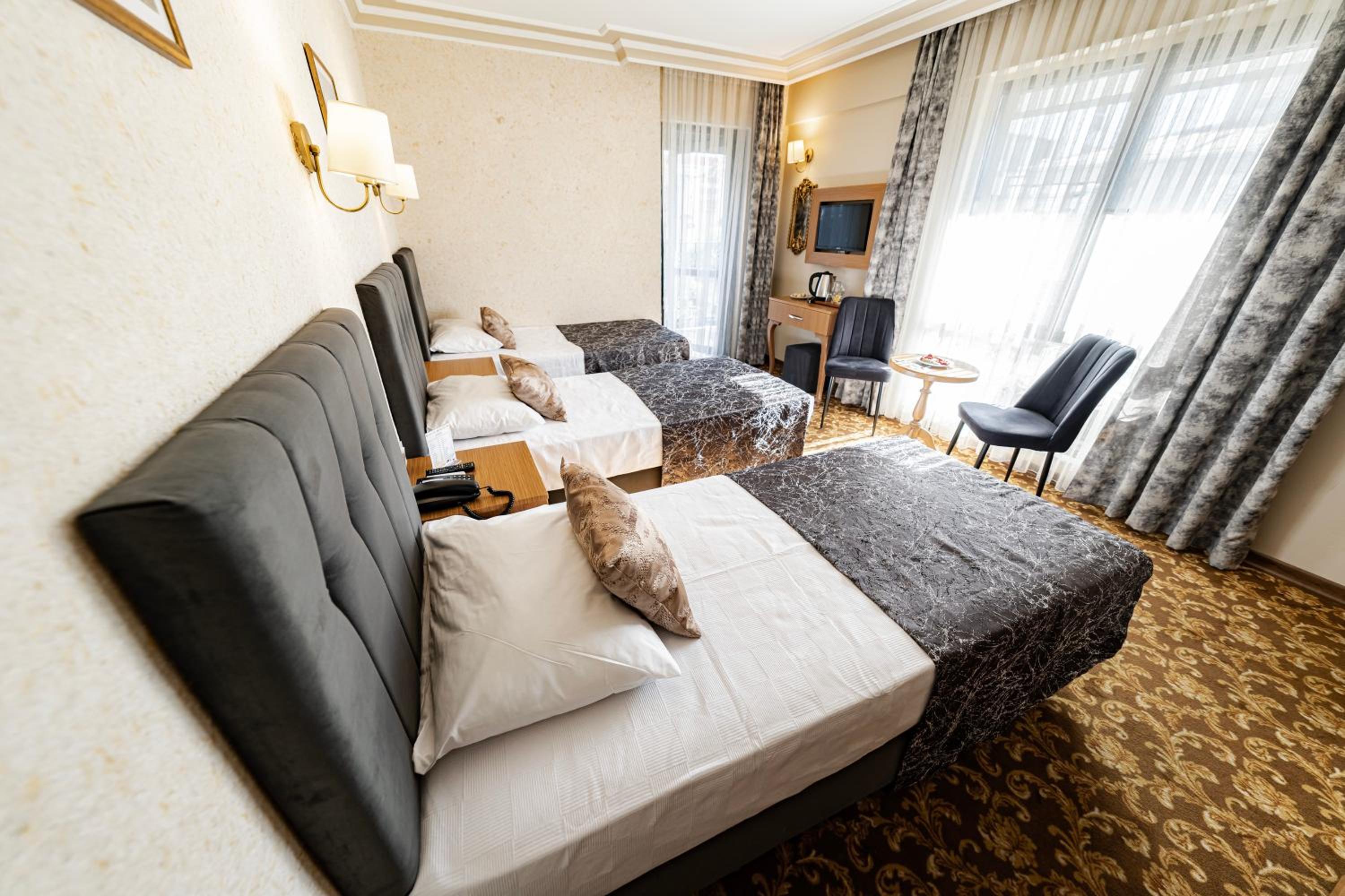 Triple Room with Balcony - Photo 3