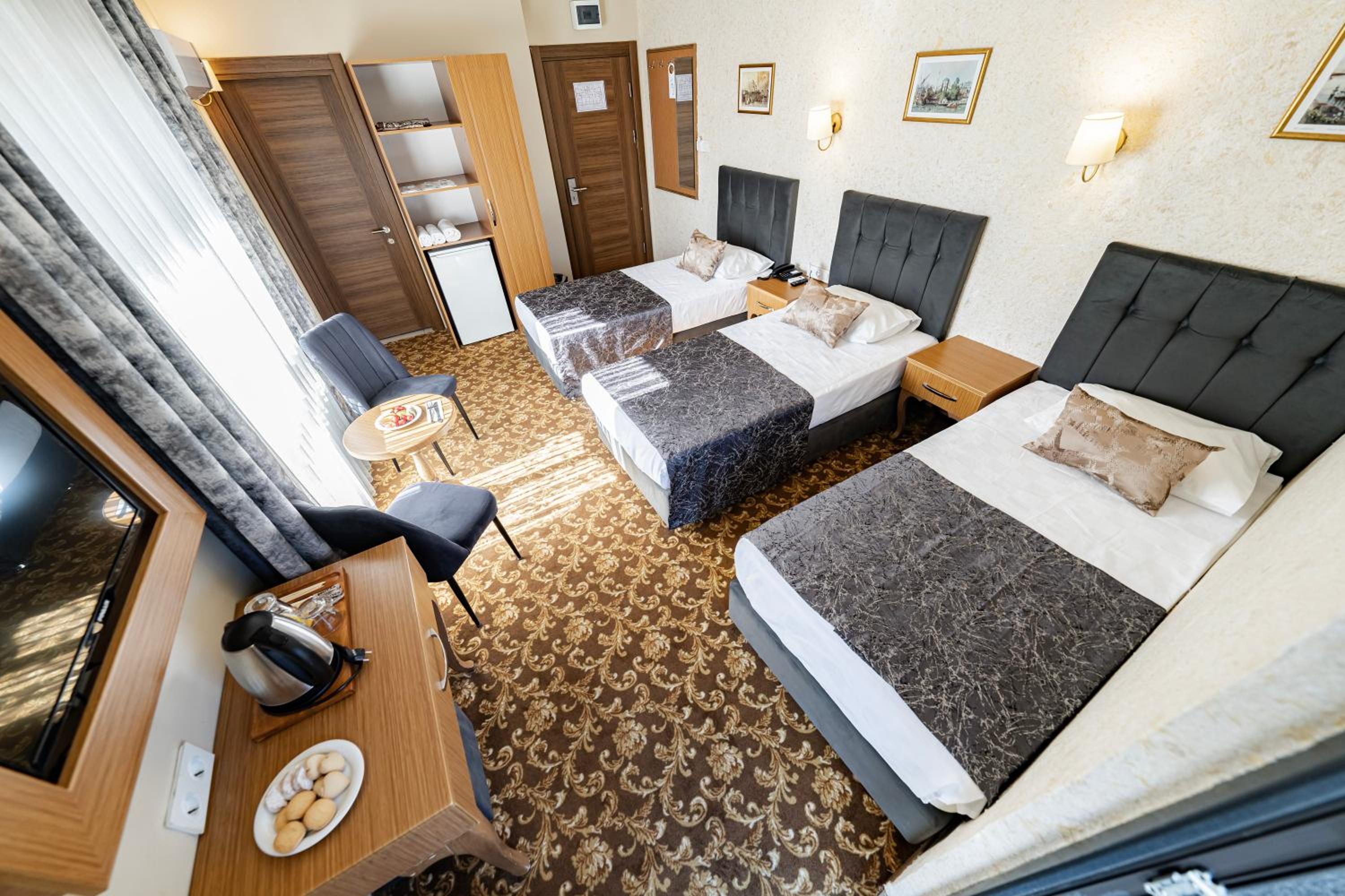 Triple Room with Balcony - Photo 21